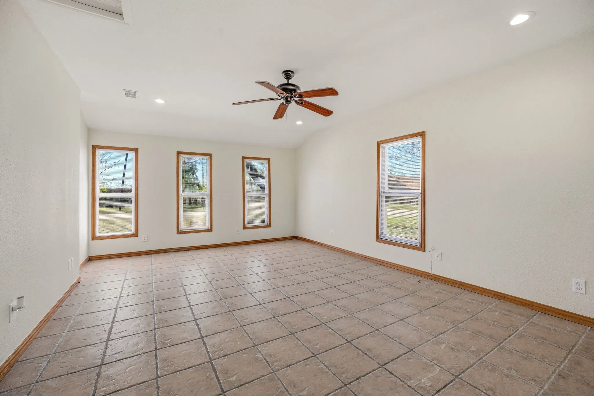 Single Family Residence For Sale in Hamilton County , 600 E Third Street, Hico, Texas 76457, 4 Bedroom, 2 Bathroom, Garage spaces, 2,079 Sqft, built in 1945, Preowned, mls#21218247, Real Estate Agent in Hico, Homes For Sale in Hamilton county, Homes For Sale in Hico, Realtor in Hico Texas, Real Estate Brokerage Independent Realty Texas, Luminita Cordes Realtor