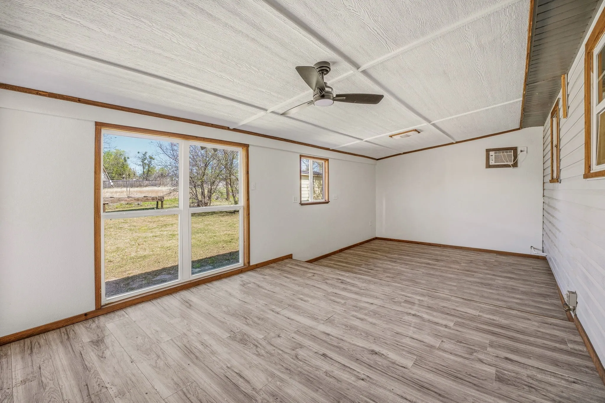 Single Family Residence For Sale in Hamilton County , 600 E Third Street, Hico, Texas 76457, 4 Bedroom, 2 Bathroom, Garage spaces, 2,079 Sqft, built in 1945, Preowned, mls#21218247, Real Estate Agent in Hico, Homes For Sale in Hamilton county, Homes For Sale in Hico, Realtor in Hico Texas, Real Estate Brokerage Independent Realty Texas, Luminita Cordes Realtor