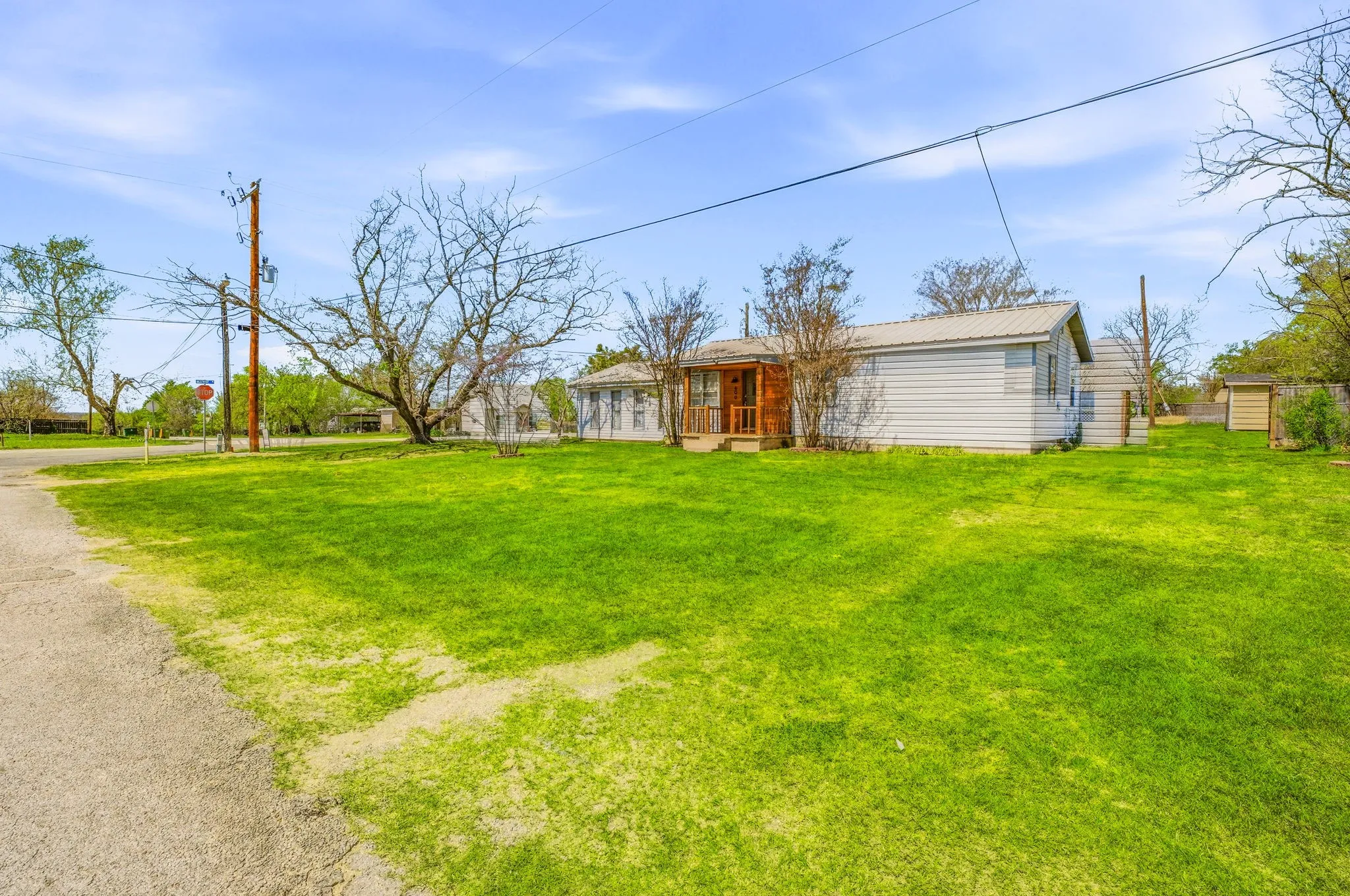 Single Family Residence For Sale in Hamilton County , 600 E Third Street, Hico, Texas 76457, 4 Bedroom, 2 Bathroom, Garage spaces, 2,079 Sqft, built in 1945, Preowned, mls#21218247, Real Estate Agent in Hico, Homes For Sale in Hamilton county, Homes For Sale in Hico, Realtor in Hico Texas, Real Estate Brokerage Independent Realty Texas, Luminita Cordes Realtor