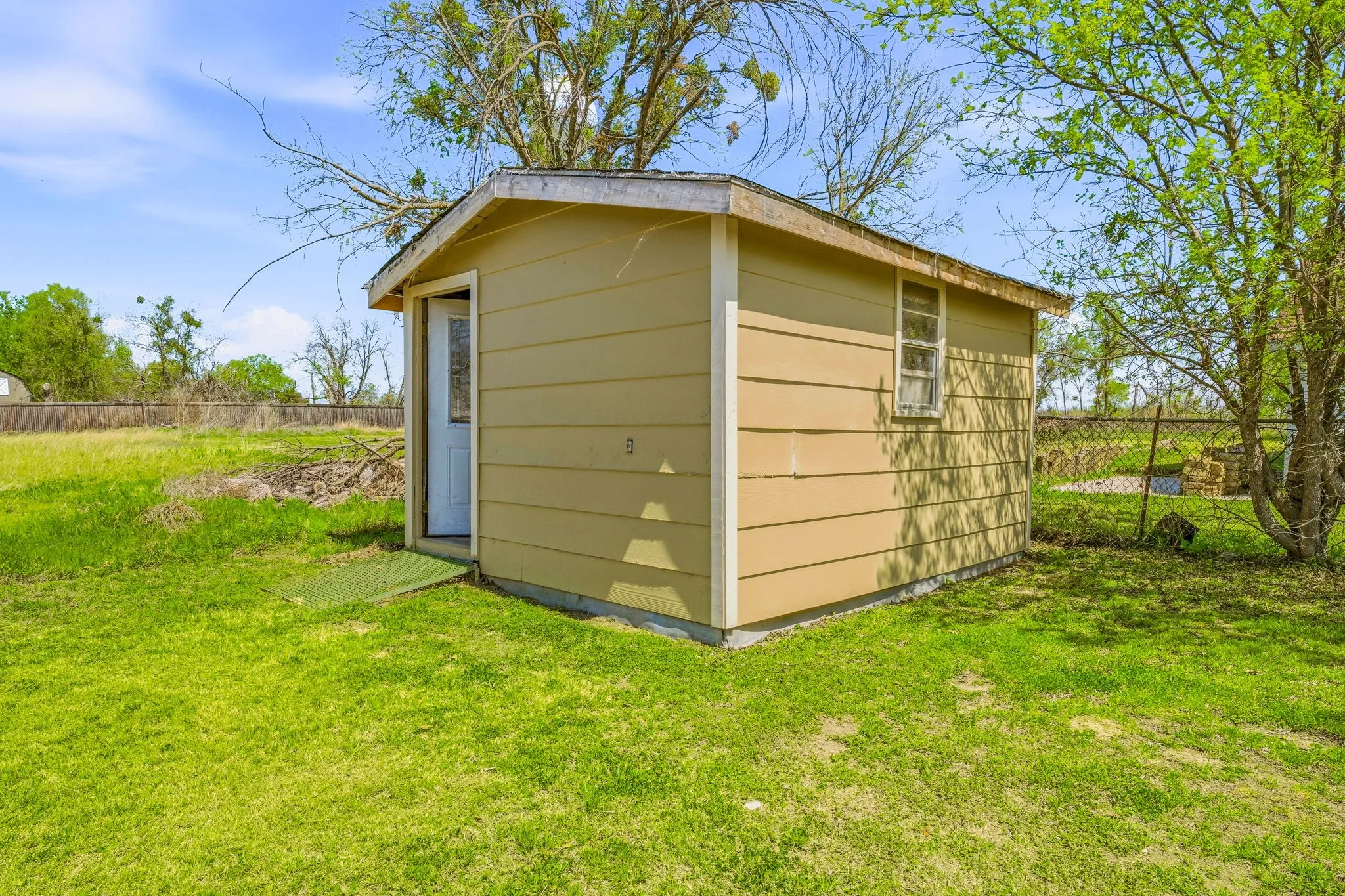 Single Family Residence For Sale in Hamilton County , 600 E Third Street, Hico, Texas 76457, 4 Bedroom, 2 Bathroom, Garage spaces, 2,079 Sqft, built in 1945, Preowned, mls#21218247, Real Estate Agent in Hico, Homes For Sale in Hamilton county, Homes For Sale in Hico, Realtor in Hico Texas, Real Estate Brokerage Independent Realty Texas, Luminita Cordes Realtor