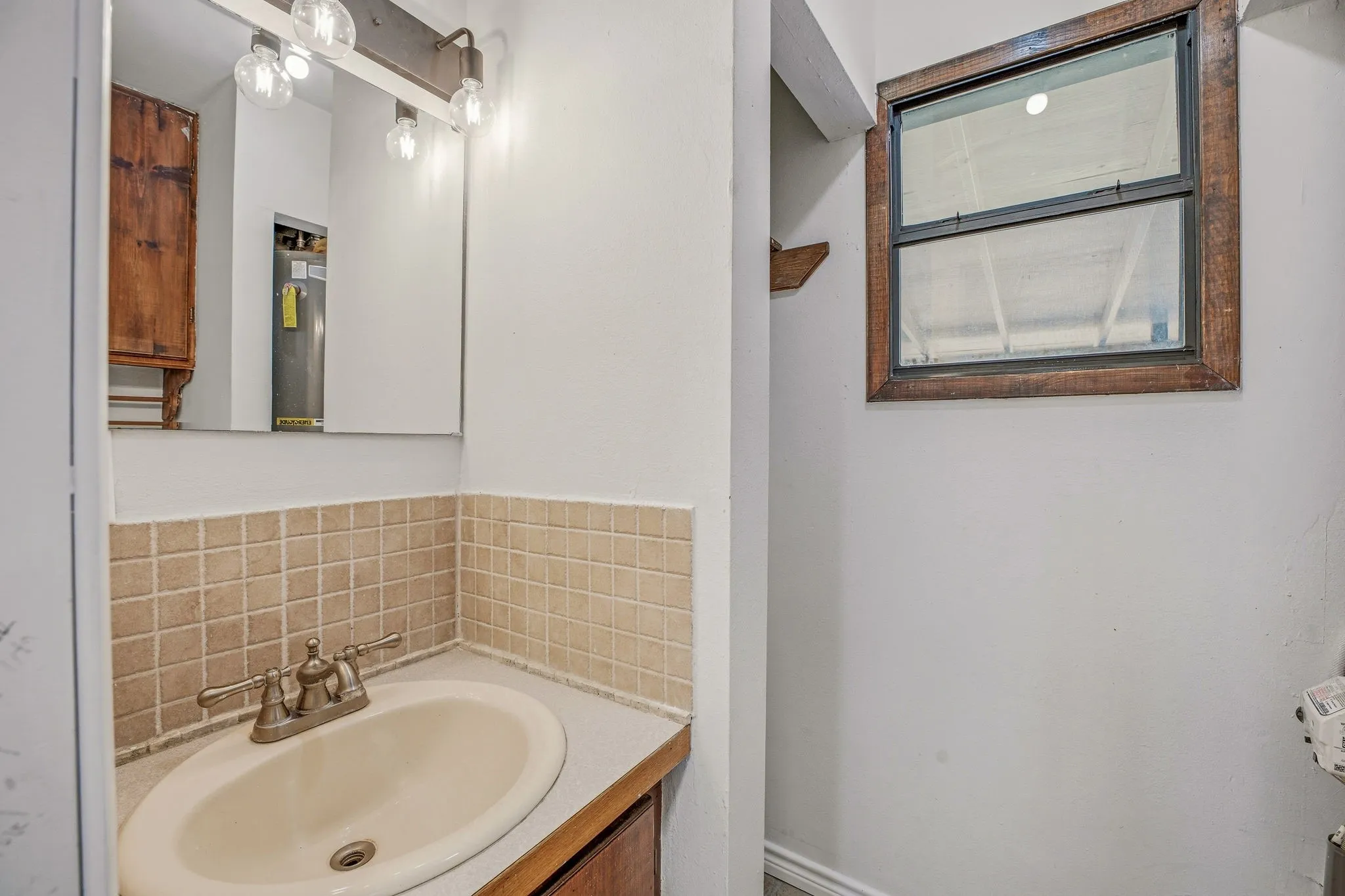 Single Family Residence For Sale in Hamilton County , 600 E Third Street, Hico, Texas 76457, 4 Bedroom, 2 Bathroom, Garage spaces, 2,079 Sqft, built in 1945, Preowned, mls#21218247, Real Estate Agent in Hico, Homes For Sale in Hamilton county, Homes For Sale in Hico, Realtor in Hico Texas, Real Estate Brokerage Independent Realty Texas, Luminita Cordes Realtor