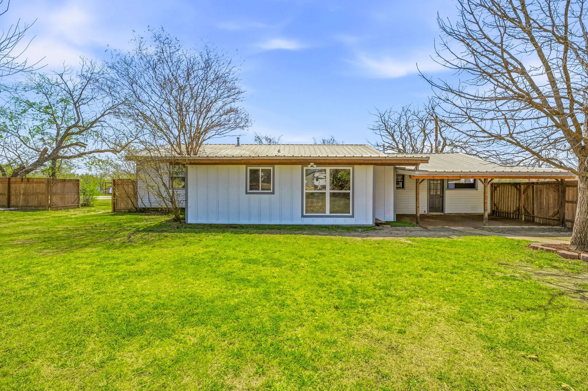 Single Family Residence For Sale in Hamilton County , 600 E Third Street, Hico, Texas 76457, 4 Bedroom, 2 Bathroom, Garage spaces, 2,079 Sqft, built in 1945, Preowned, mls#21218247, Real Estate Agent in Hico, Homes For Sale in Hamilton county, Homes For Sale in Hico, Realtor in Hico Texas, Real Estate Brokerage Independent Realty Texas, Luminita Cordes Realtor