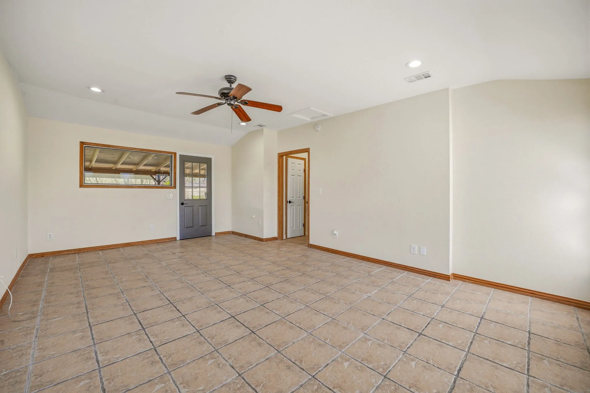 Single Family Residence For Sale in Hamilton County , 600 E Third Street, Hico, Texas 76457, 4 Bedroom, 2 Bathroom, Garage spaces, 2,079 Sqft, built in 1945, Preowned, mls#21218247, Real Estate Agent in Hico, Homes For Sale in Hamilton county, Homes For Sale in Hico, Realtor in Hico Texas, Real Estate Brokerage Independent Realty Texas, Luminita Cordes Realtor