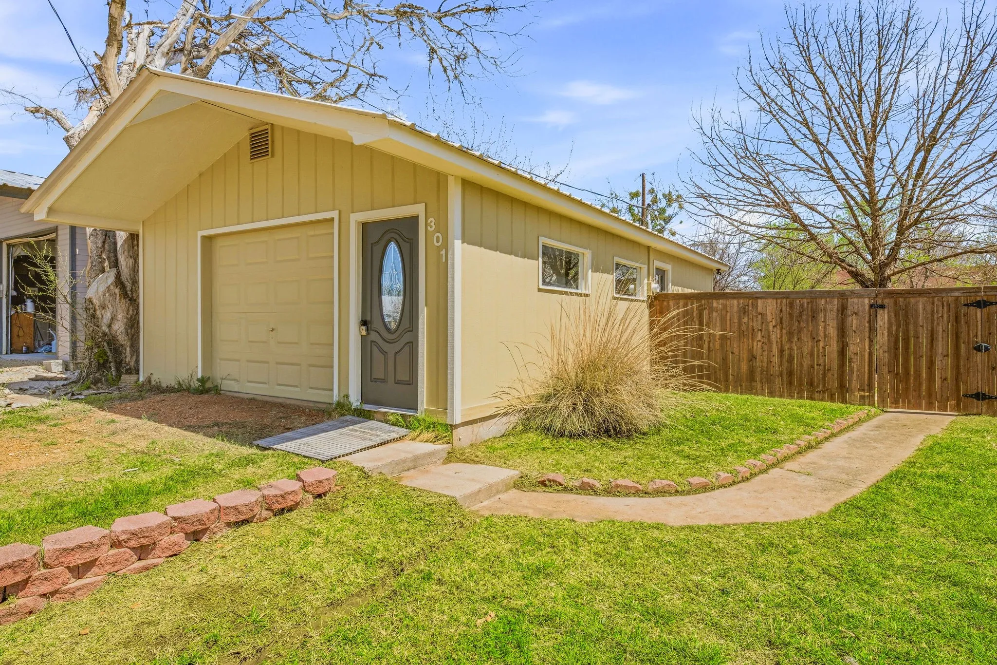 Single Family Residence For Sale in Hamilton County , 600 E Third Street, Hico, Texas 76457, 4 Bedroom, 2 Bathroom, Garage spaces, 2,079 Sqft, built in 1945, Preowned, mls#21218247, Real Estate Agent in Hico, Homes For Sale in Hamilton county, Homes For Sale in Hico, Realtor in Hico Texas, Real Estate Brokerage Independent Realty Texas, Luminita Cordes Realtor