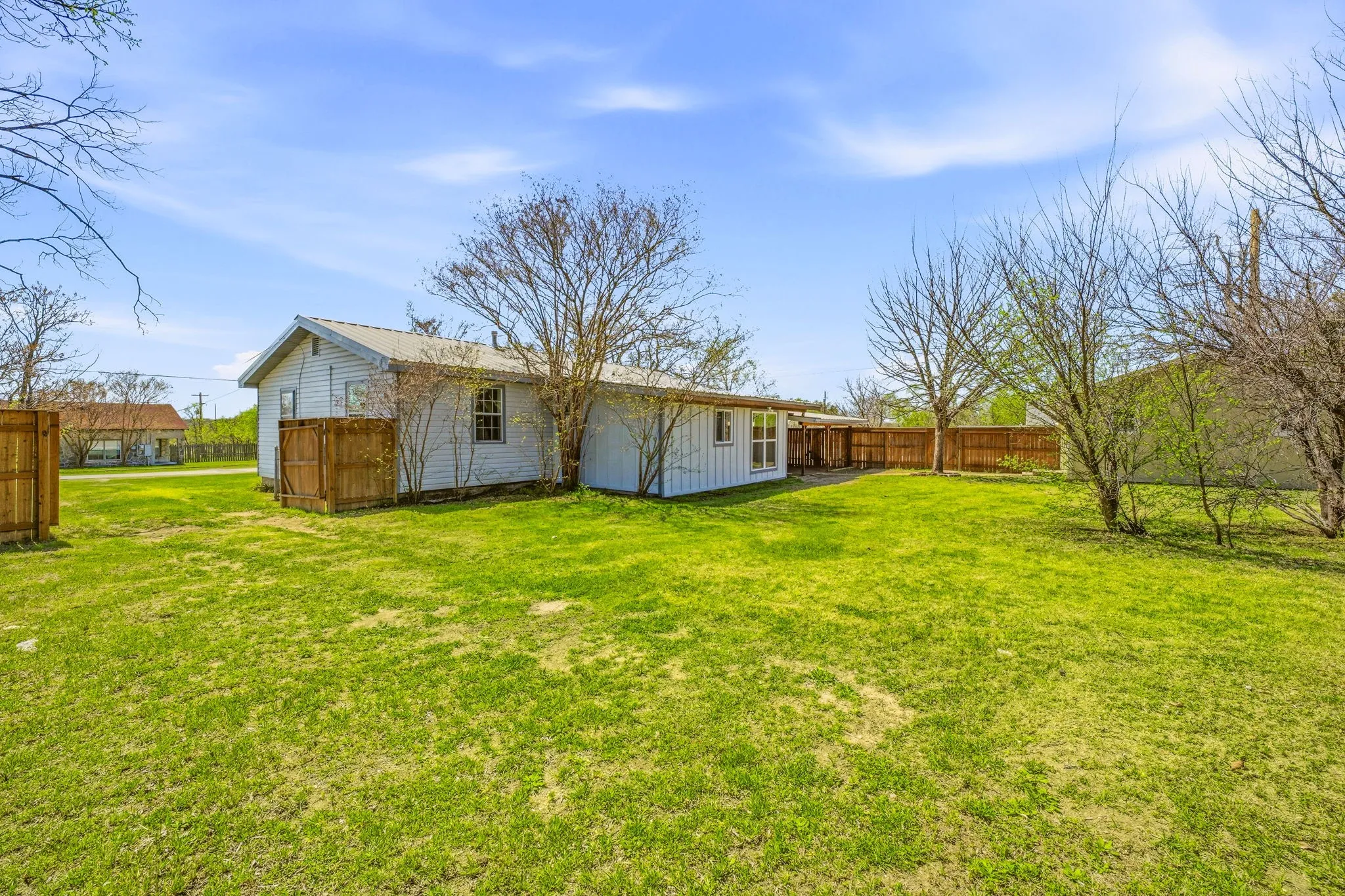 Single Family Residence For Sale in Hamilton County , 600 E Third Street, Hico, Texas 76457, 4 Bedroom, 2 Bathroom, Garage spaces, 2,079 Sqft, built in 1945, Preowned, mls#21218247, Real Estate Agent in Hico, Homes For Sale in Hamilton county, Homes For Sale in Hico, Realtor in Hico Texas, Real Estate Brokerage Independent Realty Texas, Luminita Cordes Realtor