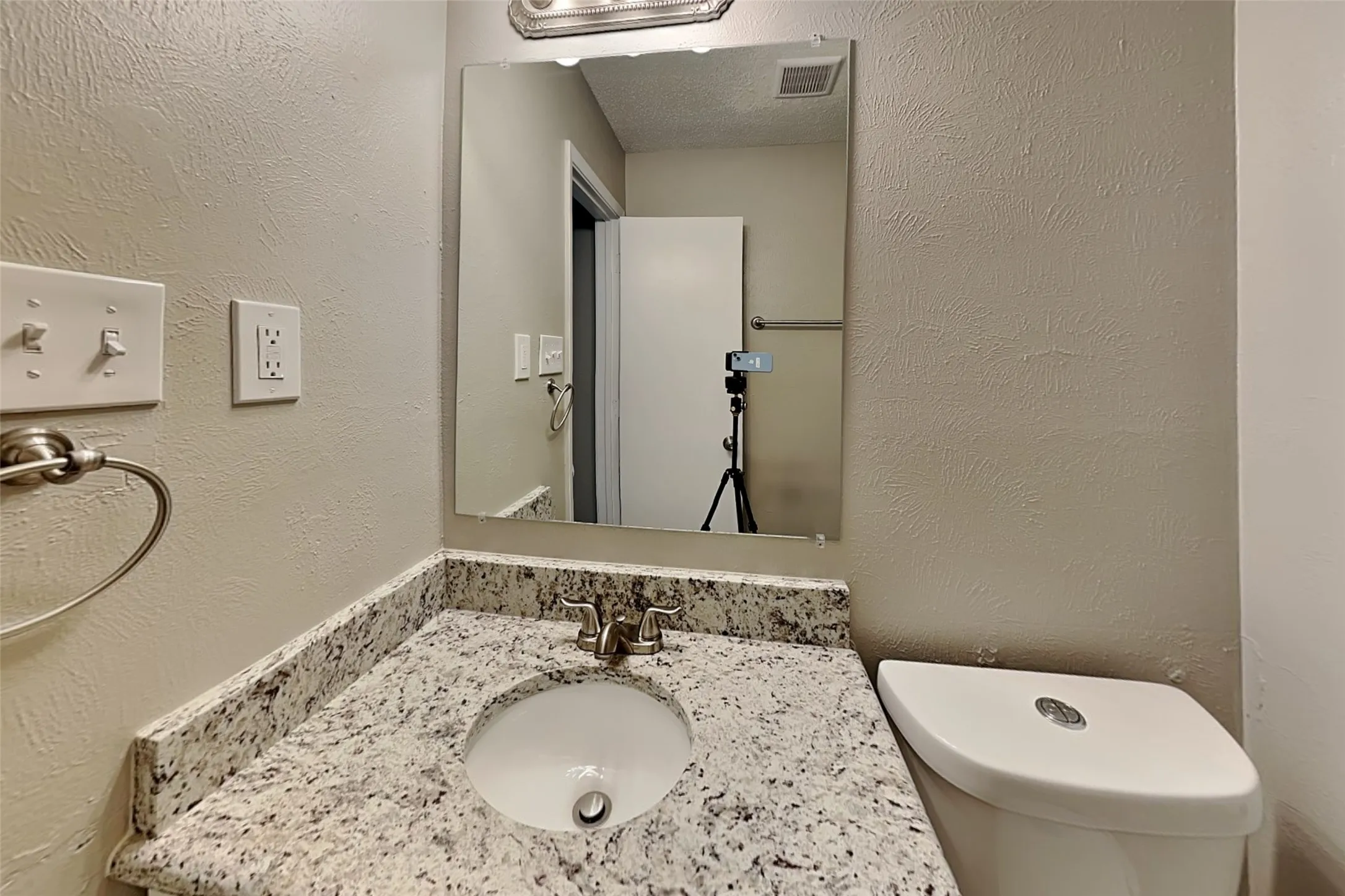 Single Family Residence For Rent in Denton County , 1504 Homestead Street, Flower Mound, Texas 75028, 3 Bedrooms, 3 Bathrooms, 2 Garage spaces, 1,664 Sqft, built in 1983, Preowned, Price $2,400, mls#21218563, Real Estate Agent in Flower Mound, Homes For Rent in Denton county, Homes For Rent in Flower Mound, Realtor in Flower Mound Texas, Real Estate Brokerage Independent Realty Texas, Luminita Cordes Realtor