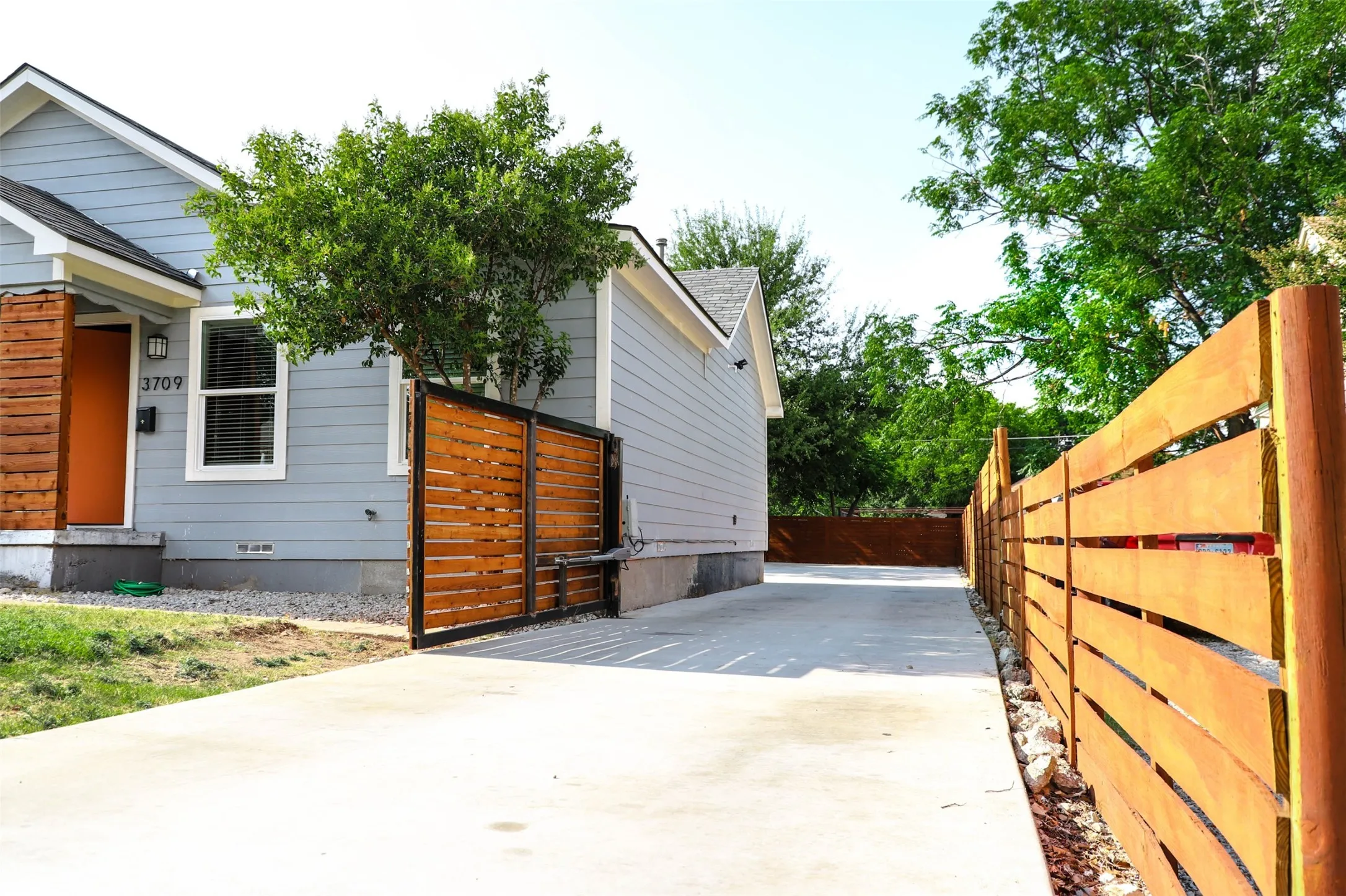 Duplex For Sale in Dallas County , 3709 Mount Royal Street, Dallas, Texas 75211, 4 Bedroom, 2 Bathroom, 3 Garage spaces, 0 Sqft, built in 1942, Preowned, mls#21218384, Real Estate Agent in Dallas, Homes For Sale in Dallas county, Homes For Sale in Dallas, Realtor in Dallas Texas, Real Estate Brokerage Independent Realty Texas, Luminita Cordes Realtor