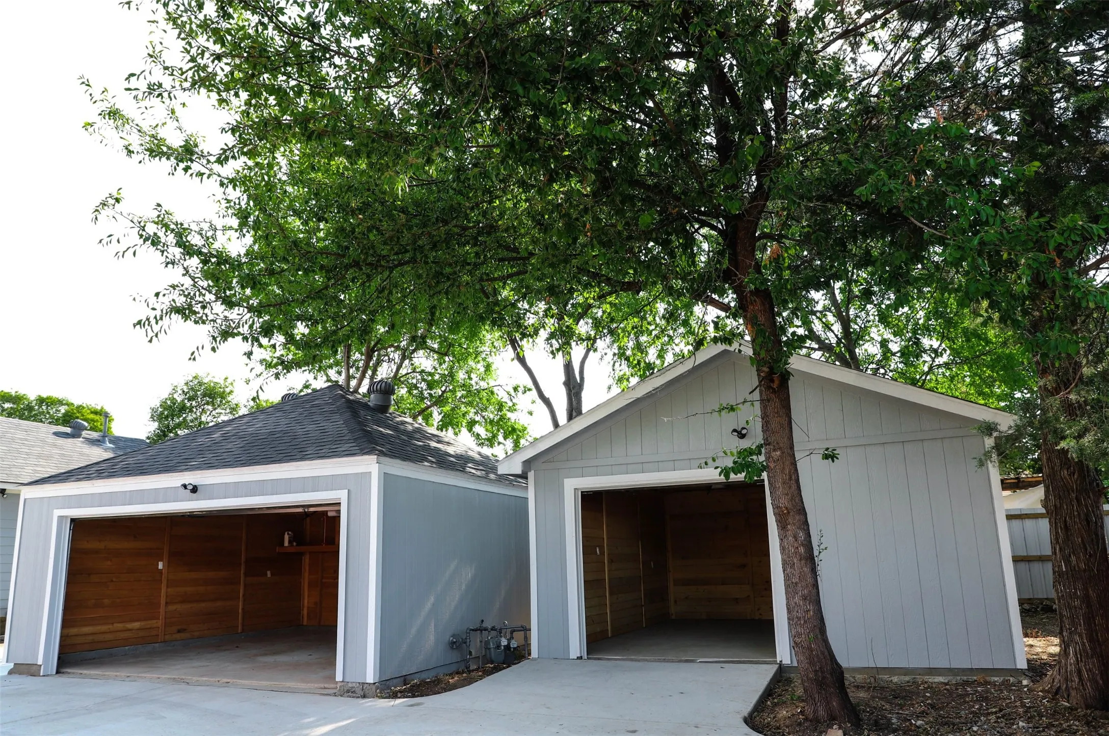 Duplex For Sale in Dallas County , 3709 Mount Royal Street, Dallas, Texas 75211, 4 Bedroom, 2 Bathroom, 3 Garage spaces, 0 Sqft, built in 1942, Preowned, mls#21218384, Real Estate Agent in Dallas, Homes For Sale in Dallas county, Homes For Sale in Dallas, Realtor in Dallas Texas, Real Estate Brokerage Independent Realty Texas, Luminita Cordes Realtor