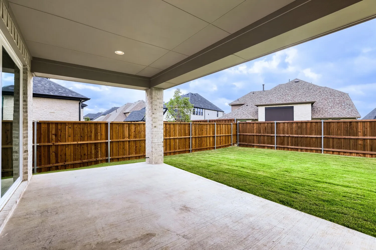 Covered patio featuring a concrete slab and recessed lighting