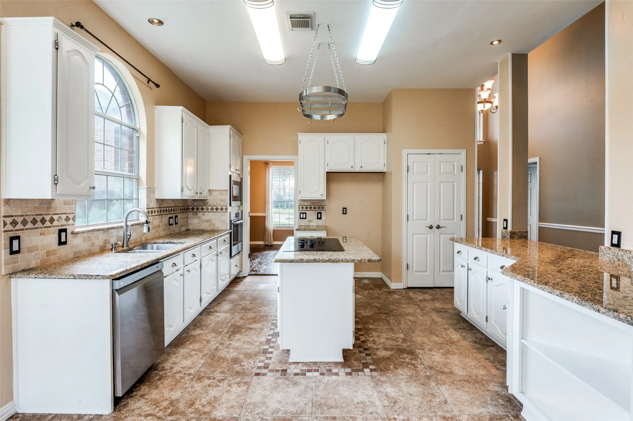 Single Family Residence For Sale in Collin County , 5613 Vicksburg Place, Frisco, Texas 75035, 4 Bedroom, 3 Bathroom, 2 Garage spaces, 2,532 Sqft, built in 1993, mls#21218646, Real Estate Agent in Frisco, Homes For Sale in Collin county, Homes For Sale in Frisco, Realtor in Frisco Texas, Real Estate Brokerage Independent Realty Texas, Luminita Cordes Realtor