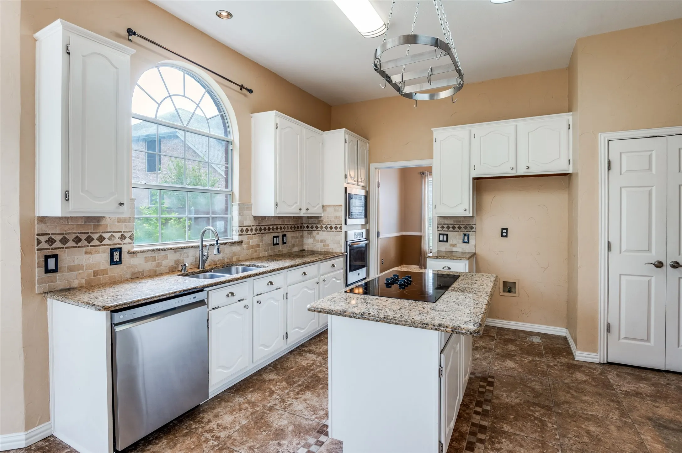 Single Family Residence For Sale in Collin County , 5613 Vicksburg Place, Frisco, Texas 75035, 4 Bedroom, 3 Bathroom, 2 Garage spaces, 2,532 Sqft, built in 1993, mls#21218646, Real Estate Agent in Frisco, Homes For Sale in Collin county, Homes For Sale in Frisco, Realtor in Frisco Texas, Real Estate Brokerage Independent Realty Texas, Luminita Cordes Realtor