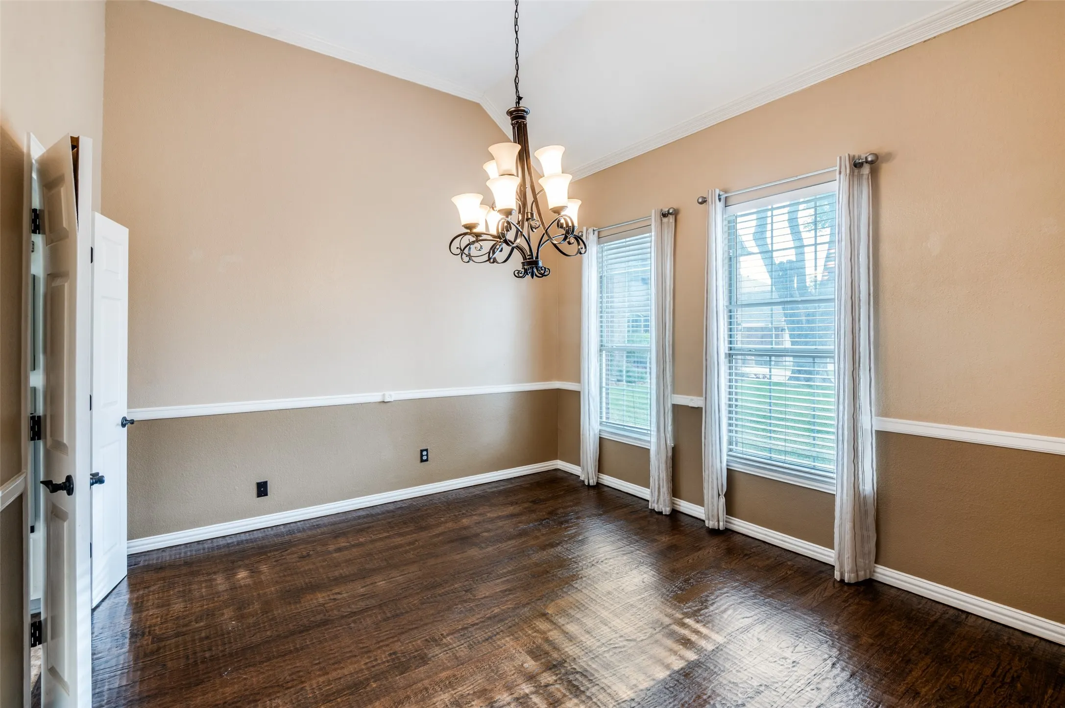Single Family Residence For Sale in Collin County , 5613 Vicksburg Place, Frisco, Texas 75035, 4 Bedroom, 3 Bathroom, 2 Garage spaces, 2,532 Sqft, built in 1993, mls#21218646, Real Estate Agent in Frisco, Homes For Sale in Collin county, Homes For Sale in Frisco, Realtor in Frisco Texas, Real Estate Brokerage Independent Realty Texas, Luminita Cordes Realtor