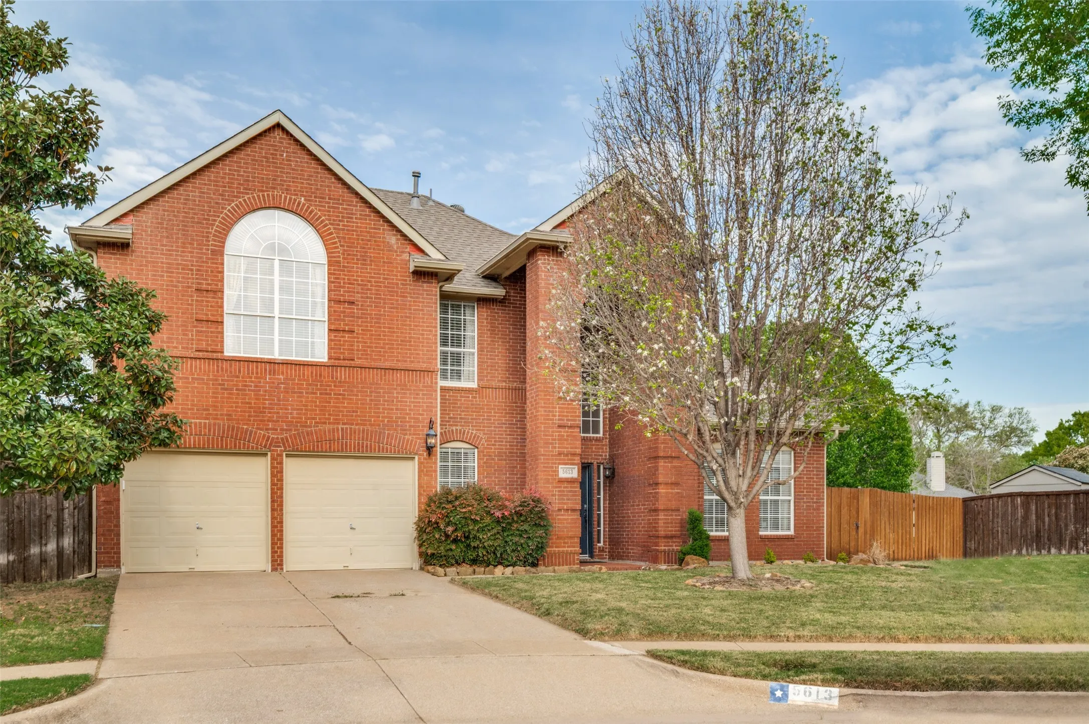 Single Family Residence For Sale in Collin County , 5613 Vicksburg Place, Frisco, Texas 75035, 4 Bedroom, 3 Bathroom, 2 Garage spaces, 2,532 Sqft, built in 1993, mls#21218646, Real Estate Agent in Frisco, Homes For Sale in Collin county, Homes For Sale in Frisco, Realtor in Frisco Texas, Real Estate Brokerage Independent Realty Texas, Luminita Cordes Realtor