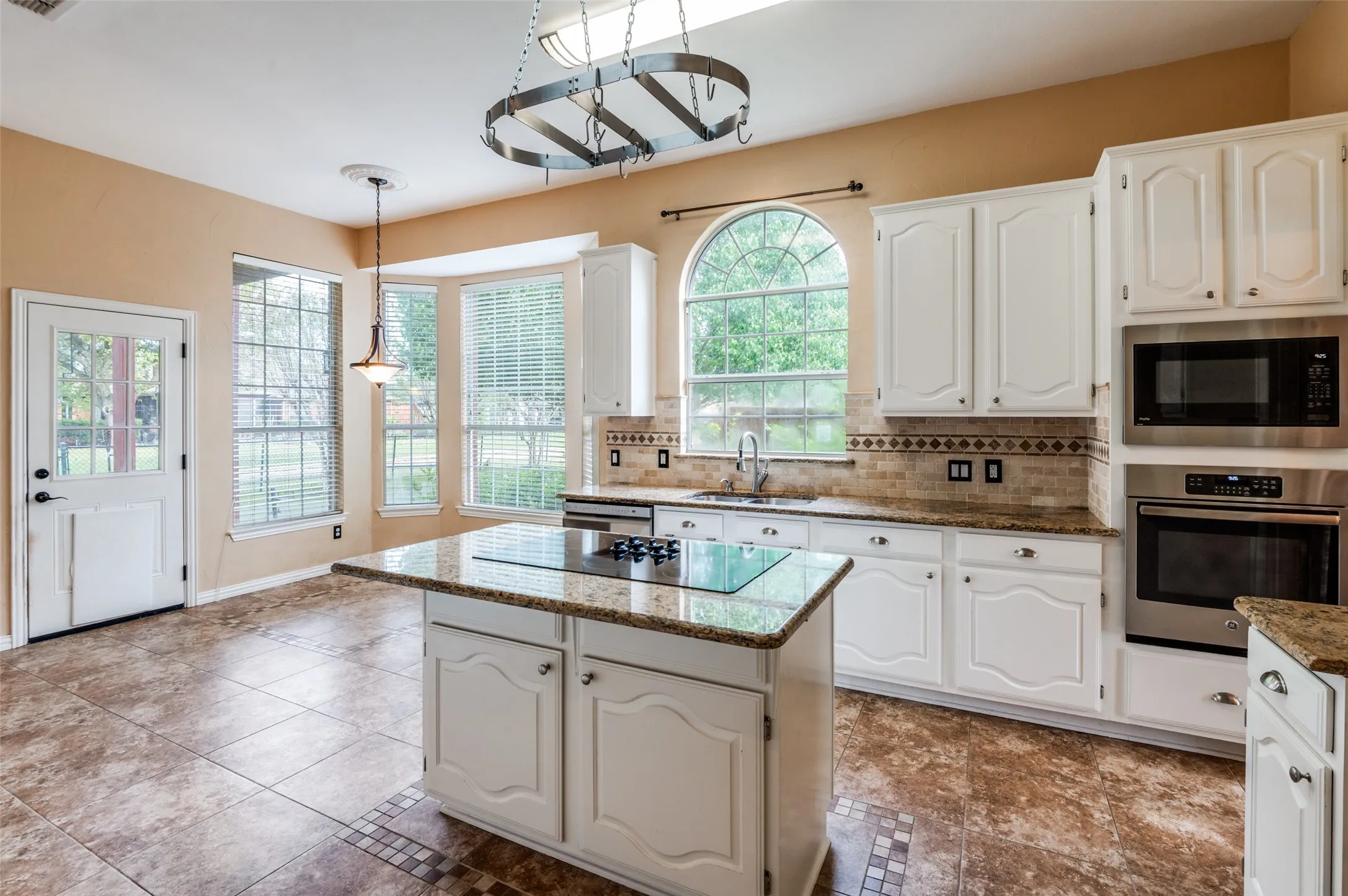 Single Family Residence For Sale in Collin County , 5613 Vicksburg Place, Frisco, Texas 75035, 4 Bedroom, 3 Bathroom, 2 Garage spaces, 2,532 Sqft, built in 1993, mls#21218646, Real Estate Agent in Frisco, Homes For Sale in Collin county, Homes For Sale in Frisco, Realtor in Frisco Texas, Real Estate Brokerage Independent Realty Texas, Luminita Cordes Realtor