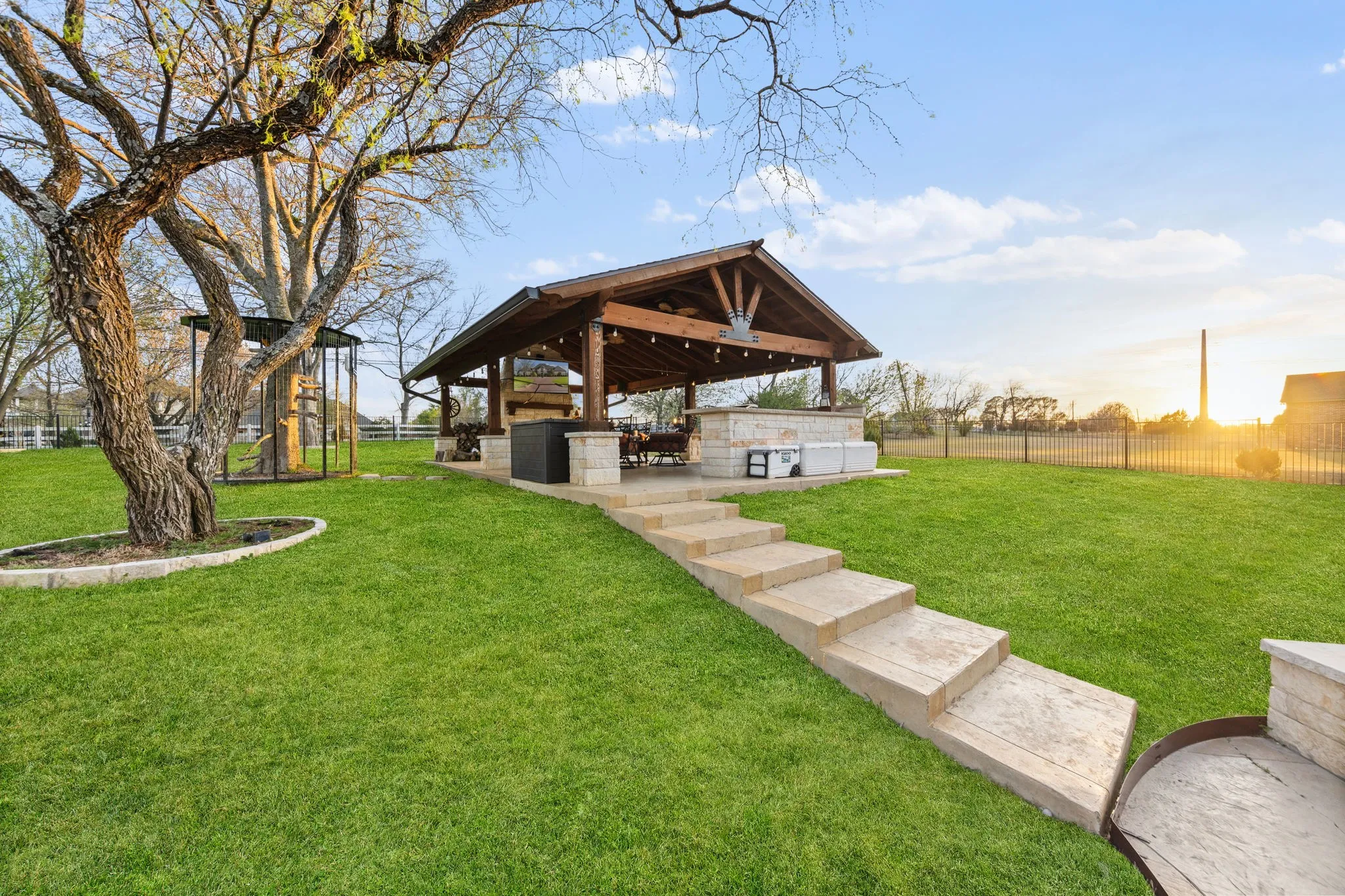 Single Family Residence For Sale in Dallas County , 332 Sedona Falls Drive, Sunnyvale, Texas 75182, 6 Bedroom, 5 Bathroom, 4 Garage spaces, 6,581 Sqft, built in 2005, mls#21218604, Real Estate Agent in Sunnyvale, Homes For Sale in Dallas county, Homes For Sale in Sunnyvale, Realtor in Sunnyvale Texas, Real Estate Brokerage Independent Realty Texas, Luminita Cordes Realtor