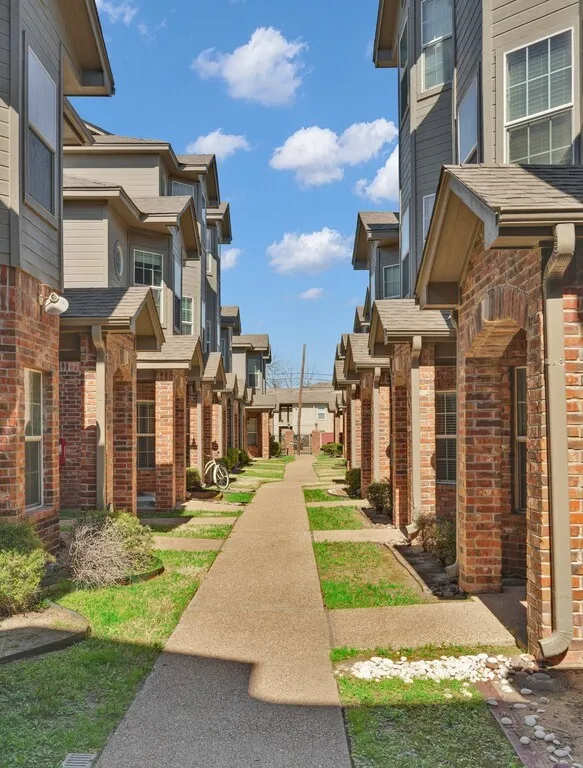 Condominium For Sale in Mc Lennan County , 1701 S 12th Street 1204, Waco, Texas 76706, 2 Bedroom, 3 Bathroom, Garage spaces, 1,247 Sqft, built in 2003, Preowned, mls#21217419, Real Estate Agent in Waco, Homes For Sale in Mc Lennan county, Homes For Sale in Waco, Realtor in Waco Texas, Real Estate Brokerage Independent Realty Texas, Luminita Cordes Realtor