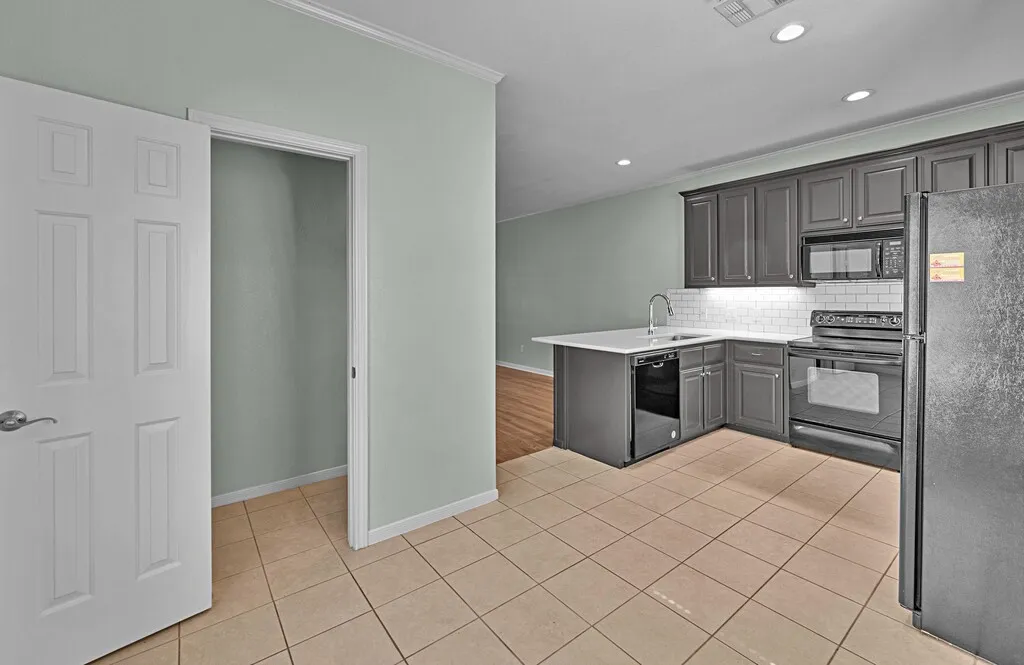 Condominium For Sale in Mc Lennan County , 1701 S 12th Street 1204, Waco, Texas 76706, 2 Bedroom, 3 Bathroom, Garage spaces, 1,247 Sqft, built in 2003, Preowned, mls#21217419, Real Estate Agent in Waco, Homes For Sale in Mc Lennan county, Homes For Sale in Waco, Realtor in Waco Texas, Real Estate Brokerage Independent Realty Texas, Luminita Cordes Realtor