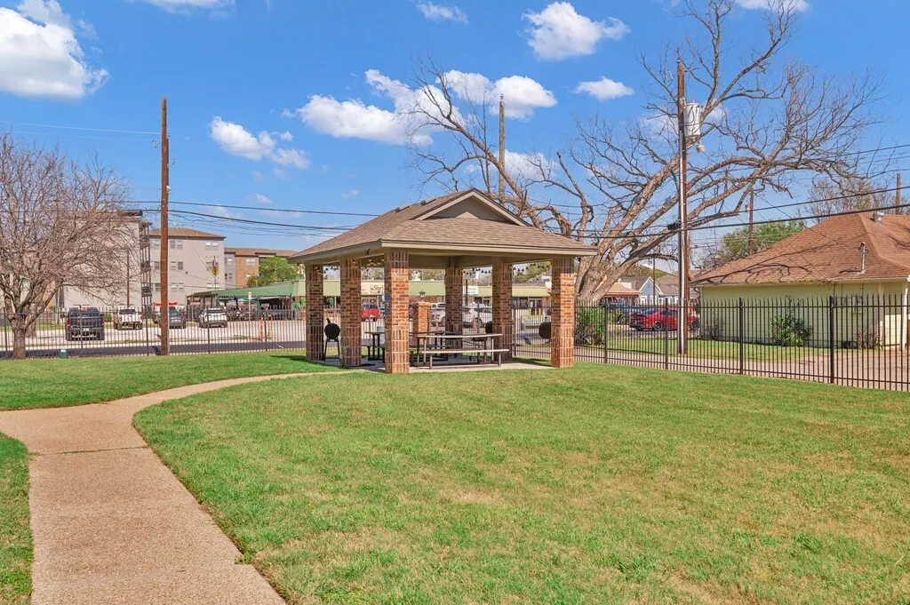 Condominium For Sale in Mc Lennan County , 1701 S 12th Street 1204, Waco, Texas 76706, 2 Bedroom, 3 Bathroom, Garage spaces, 1,247 Sqft, built in 2003, Preowned, mls#21217419, Real Estate Agent in Waco, Homes For Sale in Mc Lennan county, Homes For Sale in Waco, Realtor in Waco Texas, Real Estate Brokerage Independent Realty Texas, Luminita Cordes Realtor