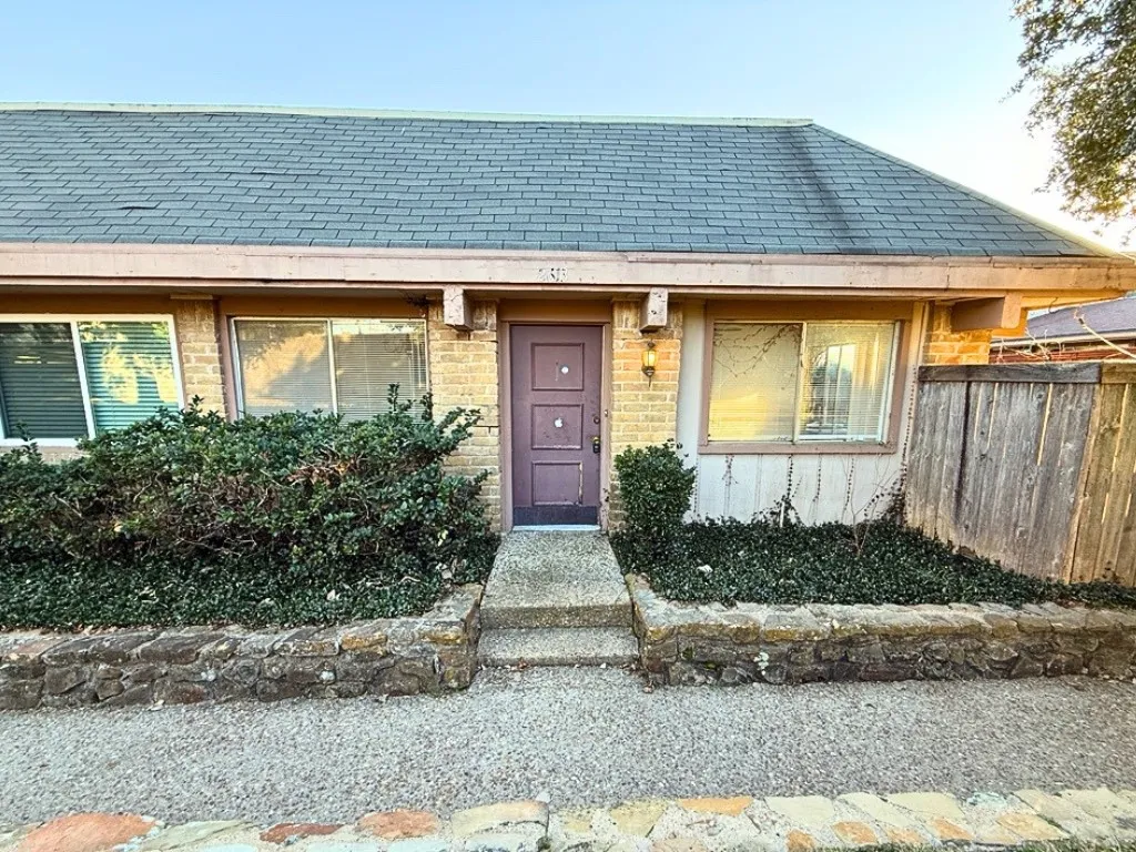 Townhouse For Rent in Dallas County , 2613 Amherst Court, Irving, Texas 75038, 3 Bedroom, 2 Bathroom, Garage spaces, 1,150 Sqft, built in 1973, Preowned, mls#21218774, Real Estate Agent in Irving, Homes For Rent in Dallas county, Homes For Rent in Irving, Realtor in Irving Texas, Real Estate Brokerage Independent Realty Texas, Luminita Cordes Realtor