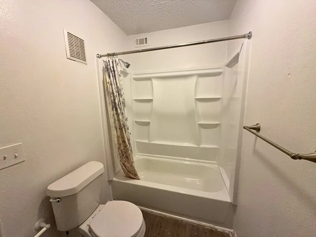 Townhouse For Rent in Dallas County , 2613 Amherst Court, Irving, Texas 75038, 3 Bedroom, 2 Bathroom, Garage spaces, 1,150 Sqft, built in 1973, Preowned, mls#21218774, Real Estate Agent in Irving, Homes For Rent in Dallas county, Homes For Rent in Irving, Realtor in Irving Texas, Real Estate Brokerage Independent Realty Texas, Luminita Cordes Realtor