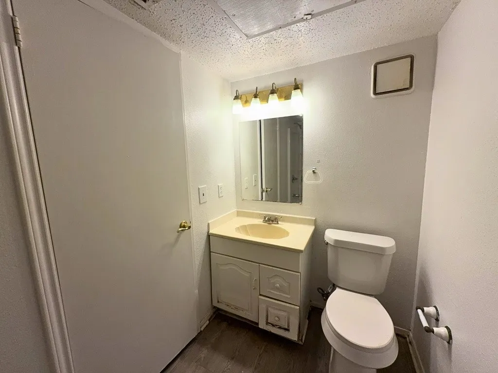 Townhouse For Rent in Dallas County , 2613 Amherst Court, Irving, Texas 75038, 3 Bedroom, 2 Bathroom, Garage spaces, 1,150 Sqft, built in 1973, Preowned, mls#21218774, Real Estate Agent in Irving, Homes For Rent in Dallas county, Homes For Rent in Irving, Realtor in Irving Texas, Real Estate Brokerage Independent Realty Texas, Luminita Cordes Realtor