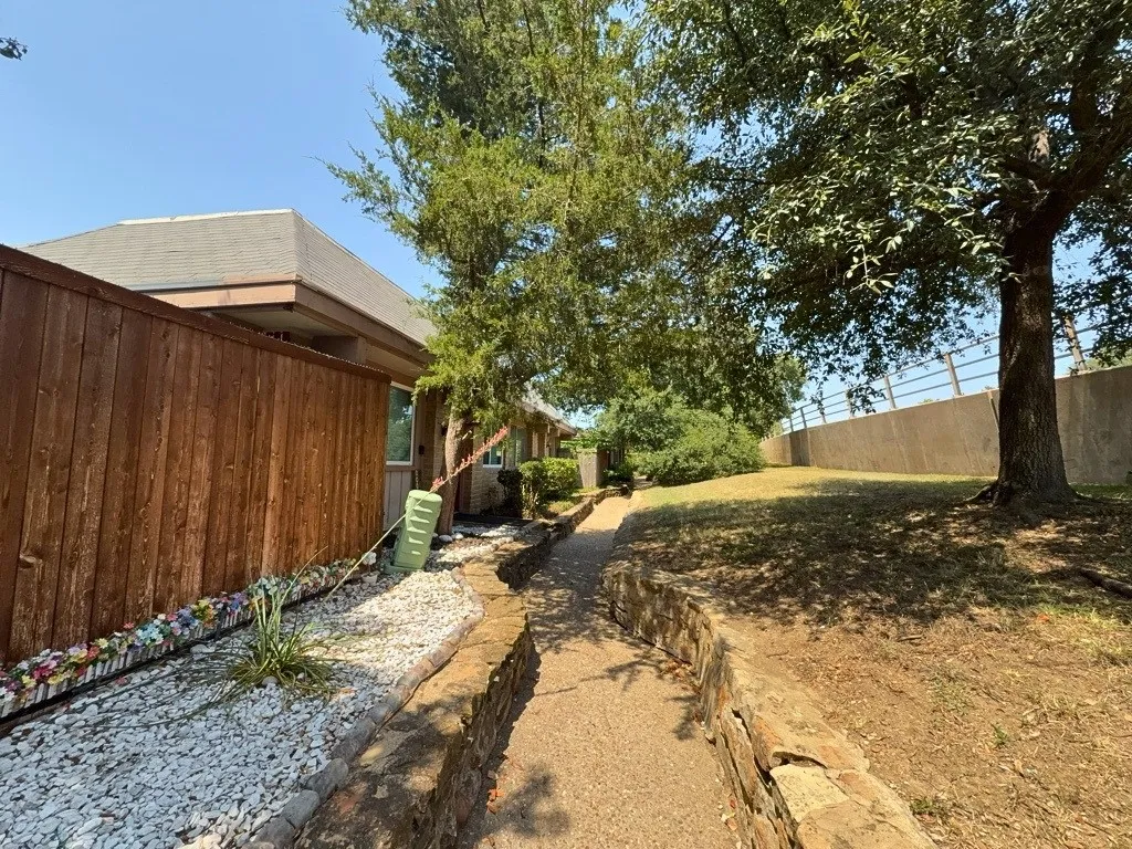 Townhouse For Rent in Dallas County , 2613 Amherst Court, Irving, Texas 75038, 3 Bedroom, 2 Bathroom, Garage spaces, 1,150 Sqft, built in 1973, Preowned, mls#21218774, Real Estate Agent in Irving, Homes For Rent in Dallas county, Homes For Rent in Irving, Realtor in Irving Texas, Real Estate Brokerage Independent Realty Texas, Luminita Cordes Realtor