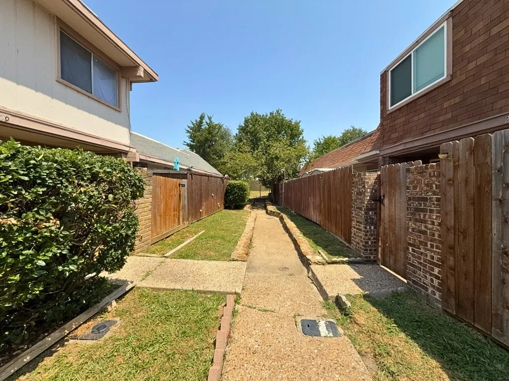 Townhouse For Rent in Dallas County , 2613 Amherst Court, Irving, Texas 75038, 3 Bedroom, 2 Bathroom, Garage spaces, 1,150 Sqft, built in 1973, Preowned, mls#21218774, Real Estate Agent in Irving, Homes For Rent in Dallas county, Homes For Rent in Irving, Realtor in Irving Texas, Real Estate Brokerage Independent Realty Texas, Luminita Cordes Realtor