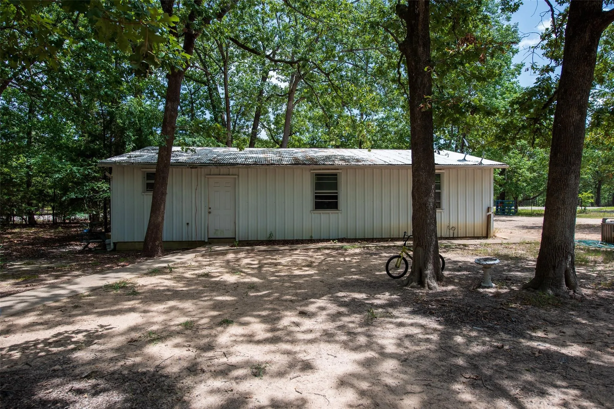 Manufactured Home For Sale in Lamar County , 6475 Farm Road 1500, Paris, Texas 75460, 1 Bedroom, 1 Bathroom, Garage spaces, 840 Sqft, built in 1960, mls#21218771, Real Estate Agent in Paris, Homes For Sale in Lamar county, Homes For Sale in Paris, Realtor in Paris Texas, Real Estate Brokerage Independent Realty Texas, Luminita Cordes Realtor
