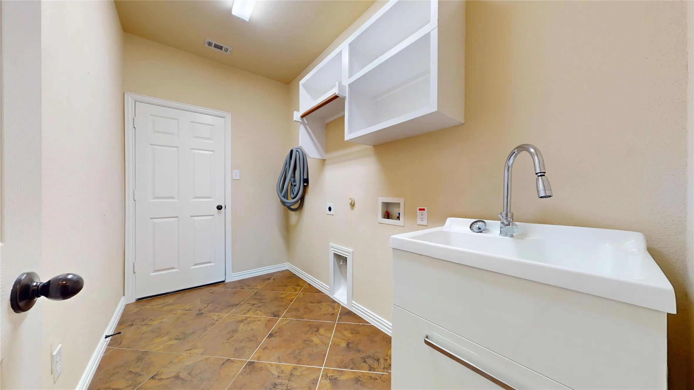Single Family Residence For Sale in Collin County , 4204 Bent Creek Road, Mc Kinney, Texas 75071, 5 Bedroom, 5 Bathroom, 2 Garage spaces, 4,585 Sqft, built in 2011, New Construction - Complete, mls#21218663, Real Estate Agent in Mc Kinney, Homes For Sale in Collin county, Homes For Sale in Mc Kinney, Realtor in Mc Kinney Texas, Real Estate Brokerage Independent Realty Texas, Luminita Cordes Realtor