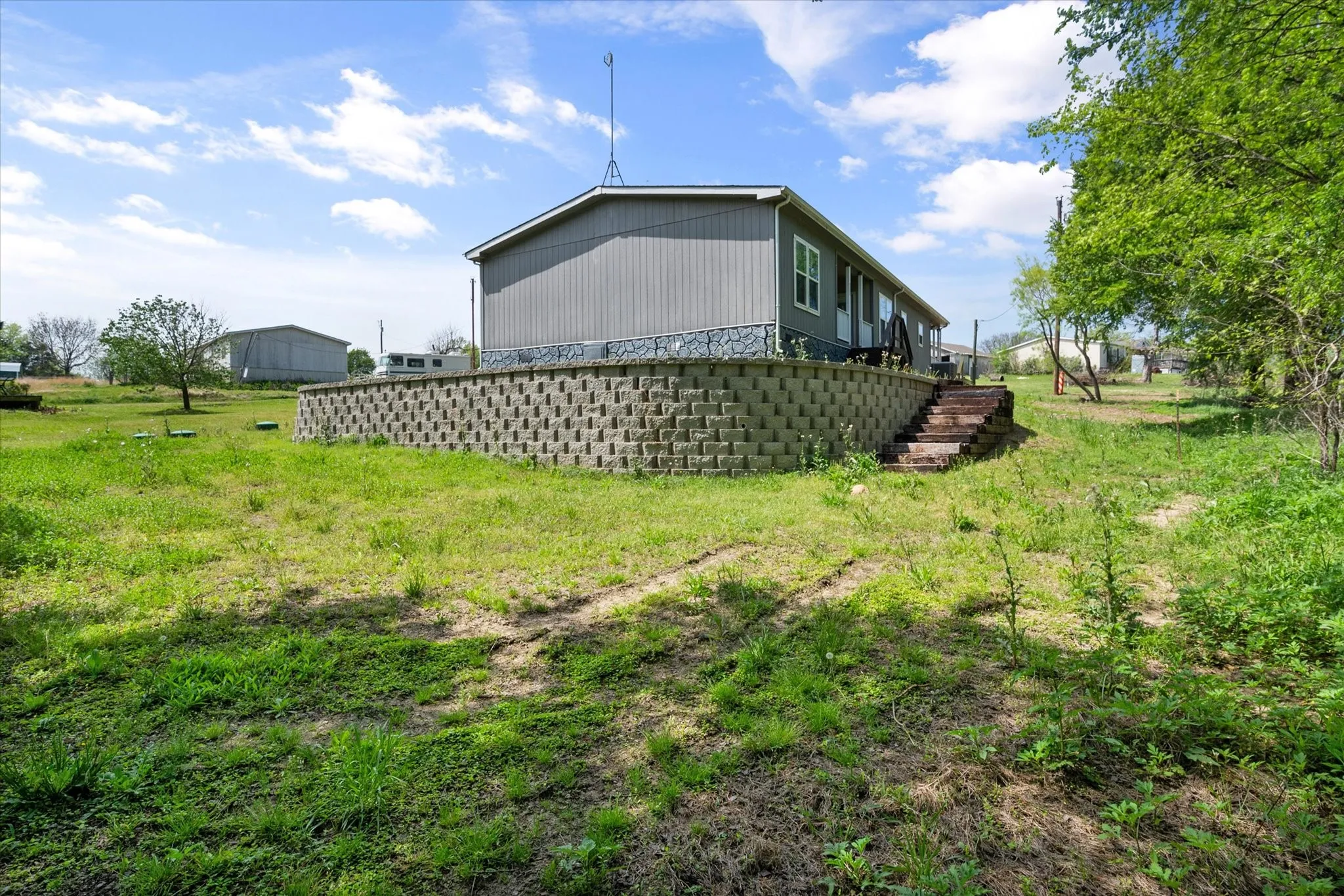 Elevated homesite with retaining wall adds character, privacy, and low-maintenance outdoor space near Richland Chambers Lake.