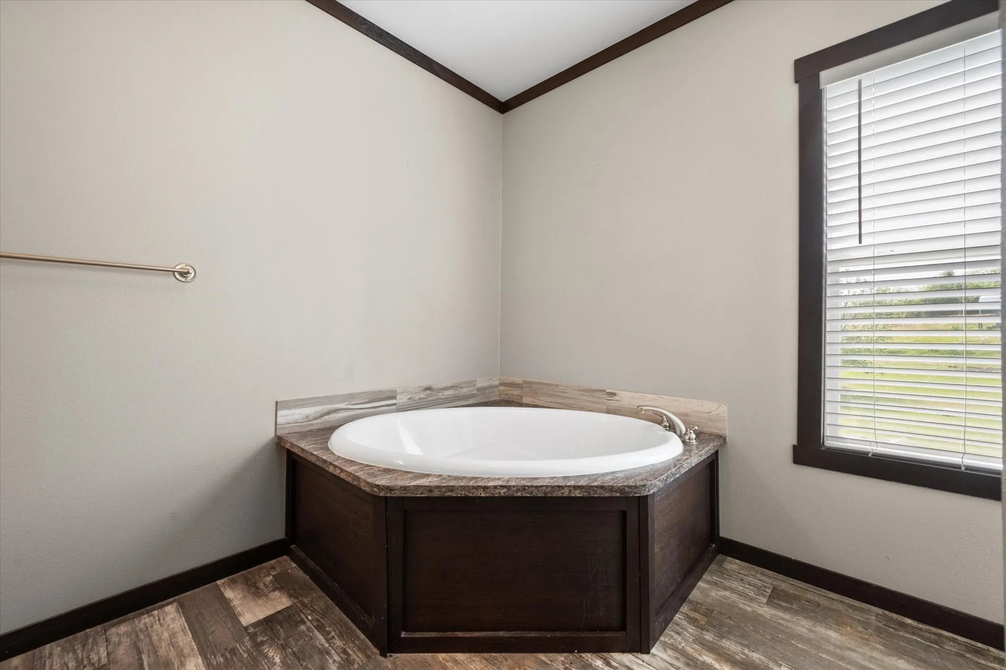 Relaxing soaking tub creates the perfect place to unwind after a day enjoying Richland Chambers Lake.