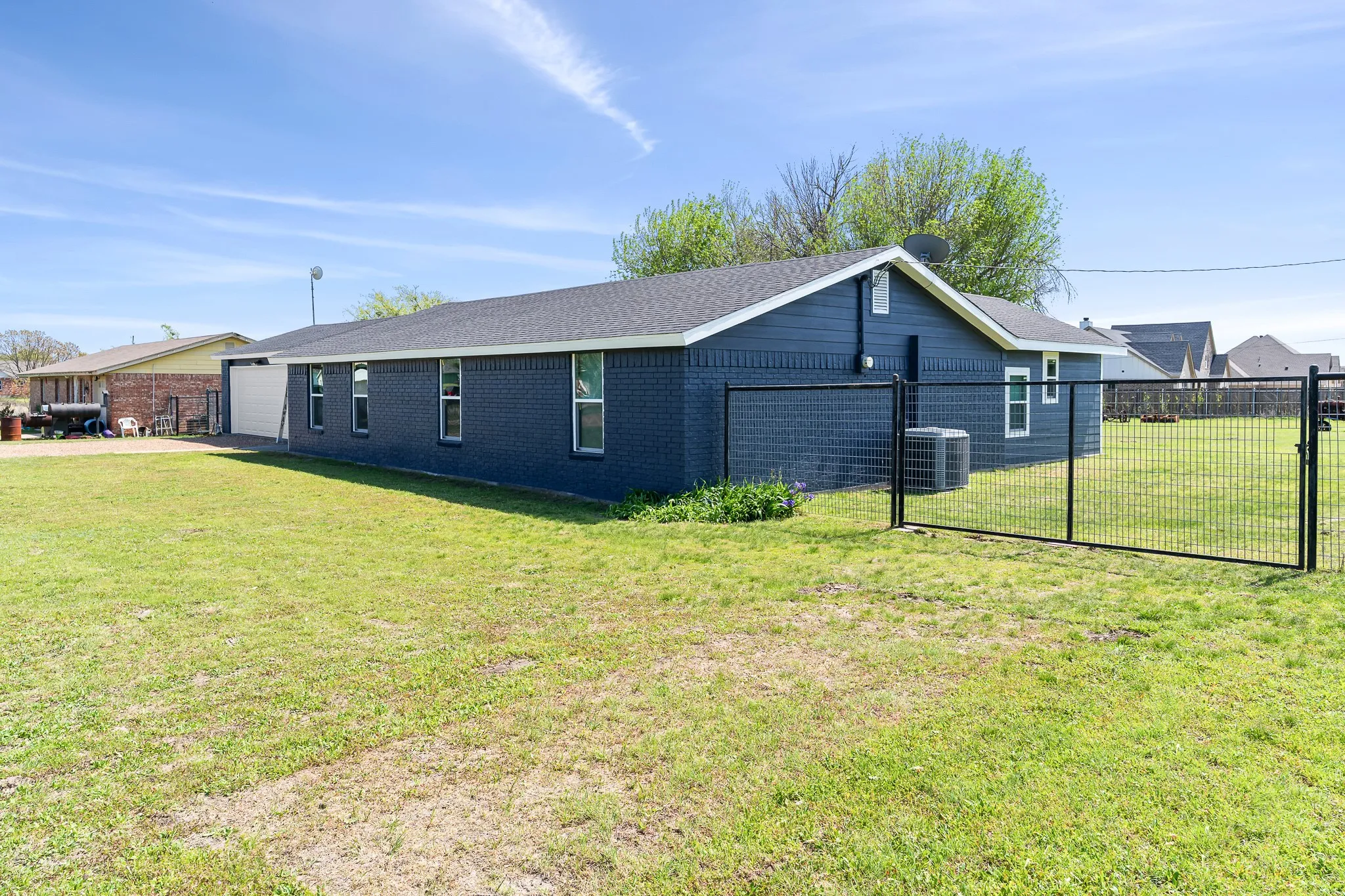 Single Family Residence For Sale in Parker County , 108 Paige Street, Weatherford, Texas 76088, 3 Bedroom, 2 Bathroom, 2 Garage spaces, 1,749 Sqft, built in 1984, Preowned, mls#21216477, Real Estate Agent in Weatherford, Homes For Sale in Parker county, Homes For Sale in Weatherford, Realtor in Weatherford Texas, Real Estate Brokerage Independent Realty Texas, Luminita Cordes Realtor