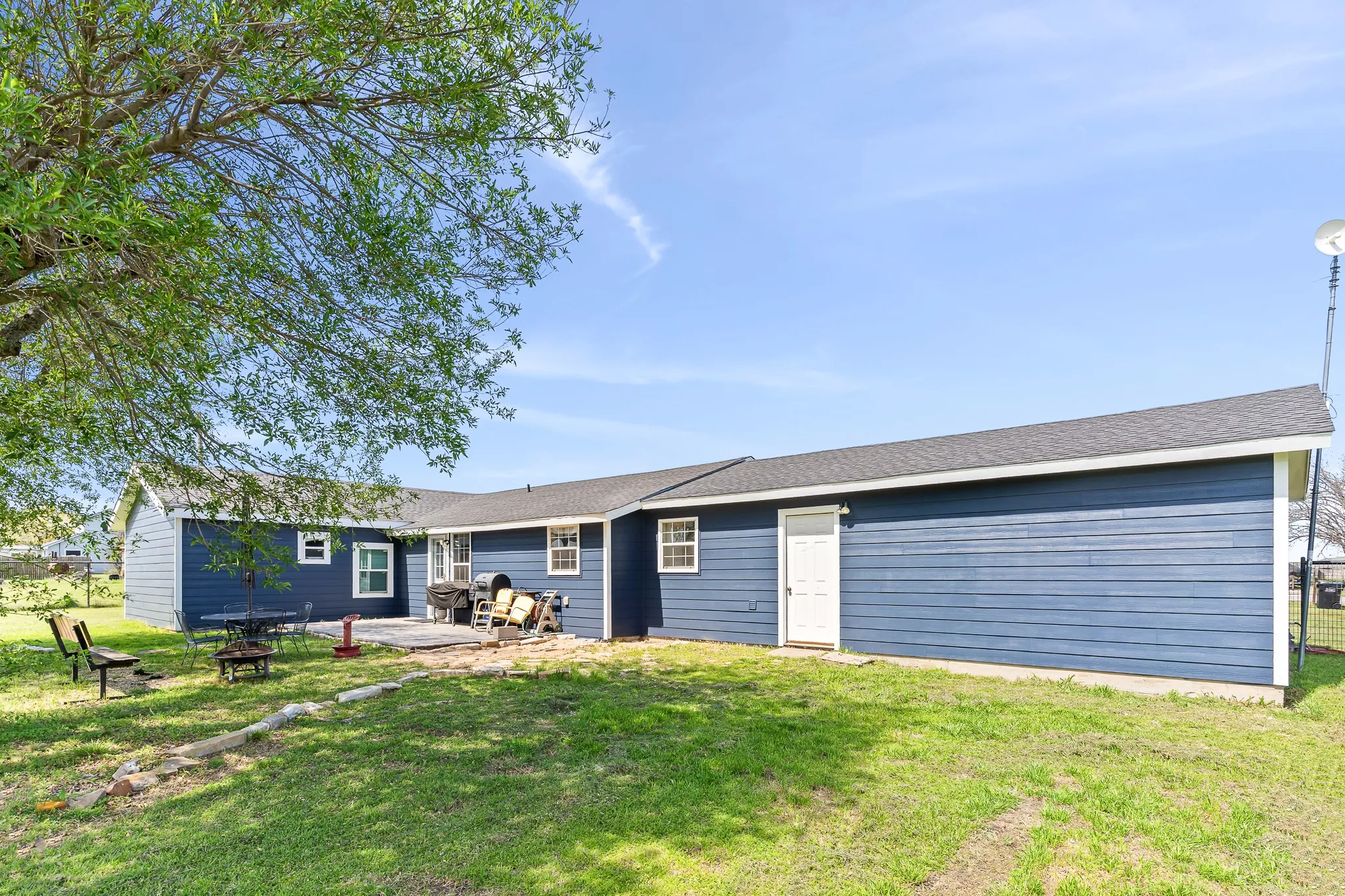 Single Family Residence For Sale in Parker County , 108 Paige Street, Weatherford, Texas 76088, 3 Bedroom, 2 Bathroom, 2 Garage spaces, 1,749 Sqft, built in 1984, Preowned, mls#21216477, Real Estate Agent in Weatherford, Homes For Sale in Parker county, Homes For Sale in Weatherford, Realtor in Weatherford Texas, Real Estate Brokerage Independent Realty Texas, Luminita Cordes Realtor