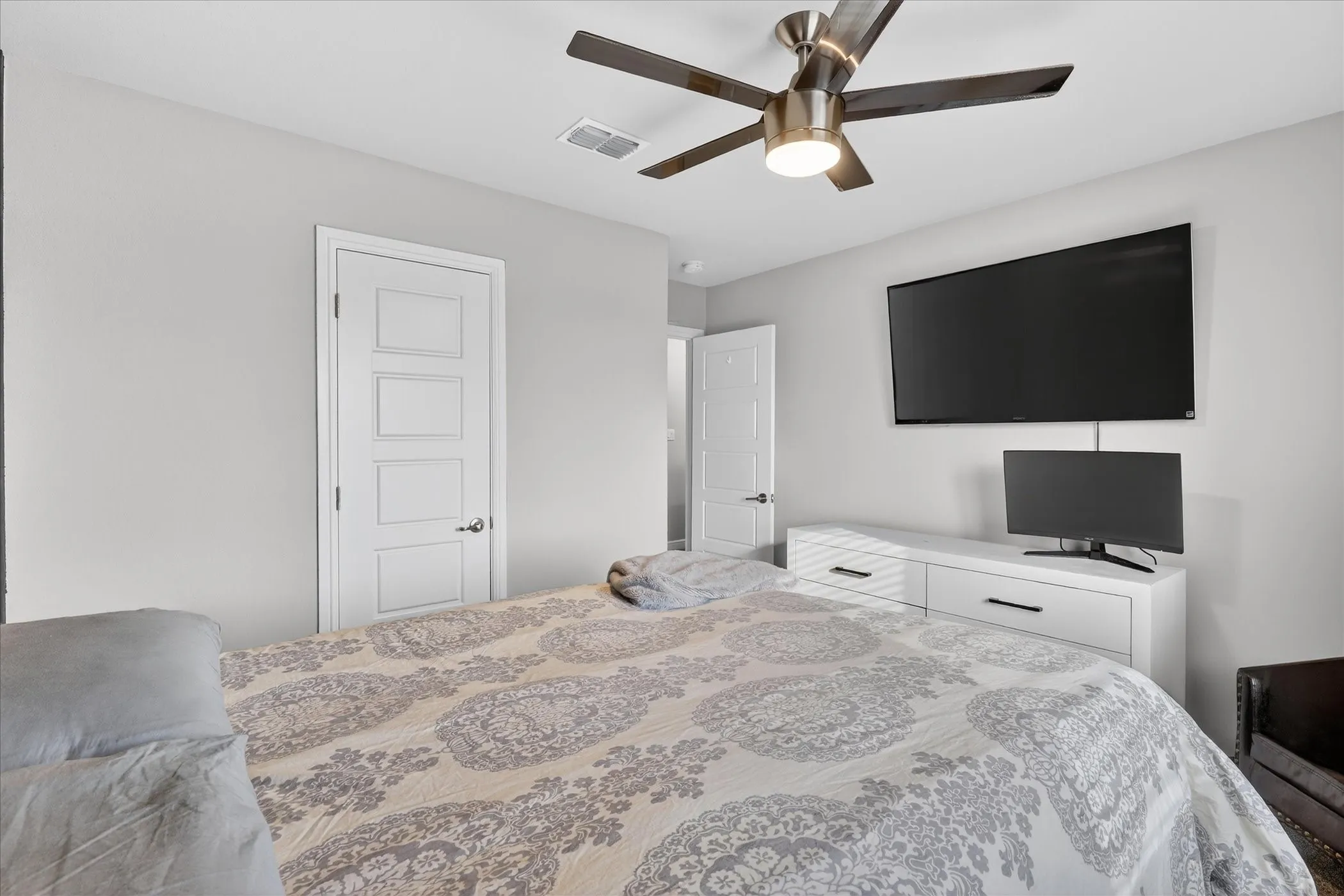 Single Family Residence For Sale in Johnson County , 1721 Zilker Park Trail, Alvarado, Texas 76009, 4 Bedroom, 3 Bathroom, 2 Garage spaces, 2,605 Sqft, built in 2023, mls#21218141, Real Estate Agent in Alvarado, Homes For Sale in Johnson county, Homes For Sale in Alvarado, Realtor in Alvarado Texas, Real Estate Brokerage Independent Realty Texas, Luminita Cordes Realtor