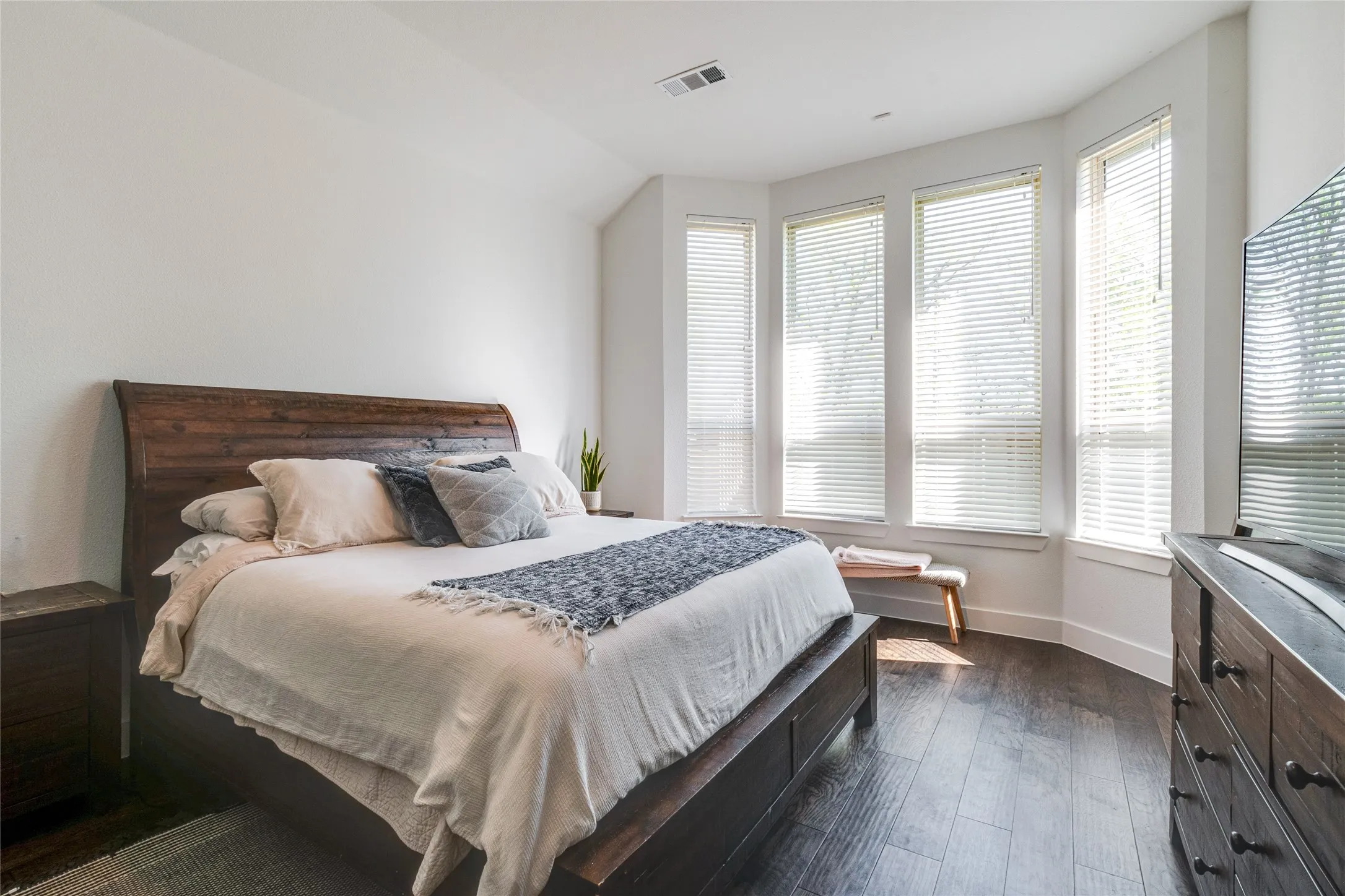 Single Family Residence For Sale in Collin County , 704 Wycliffe Drive, Celina, Texas 75009, 4 Bedroom, 3 Bathroom, 2 Garage spaces, 2,330 Sqft, built in 2021, mls#21218956, Real Estate Agent in Celina, Homes For Sale in Collin county, Homes For Sale in Celina, Realtor in Celina Texas, Real Estate Brokerage Independent Realty Texas, Luminita Cordes Realtor
