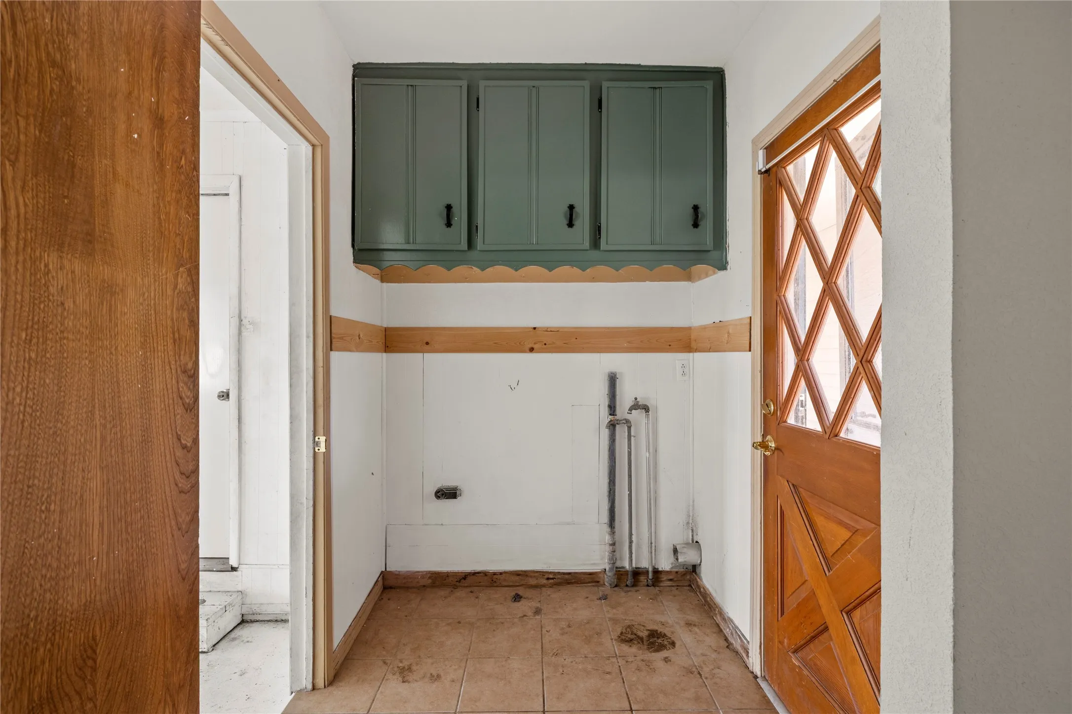 Laundry room featuring cabinet space and baseboards