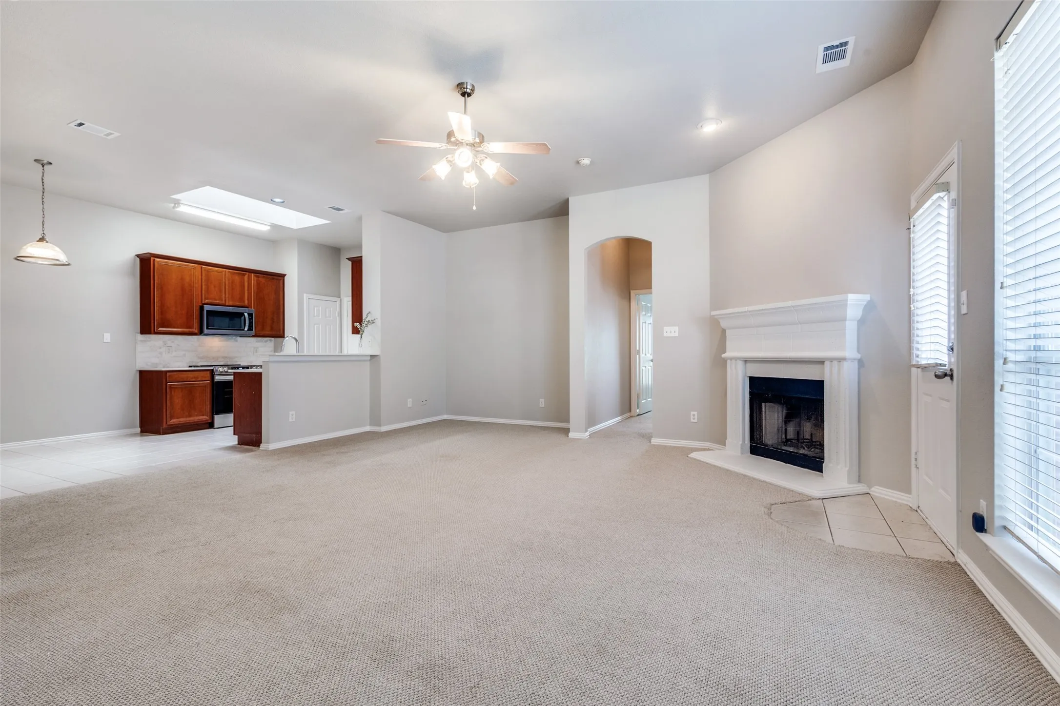 OPEN LIVING SPACE IDEAL FOR ENTERTAINING~