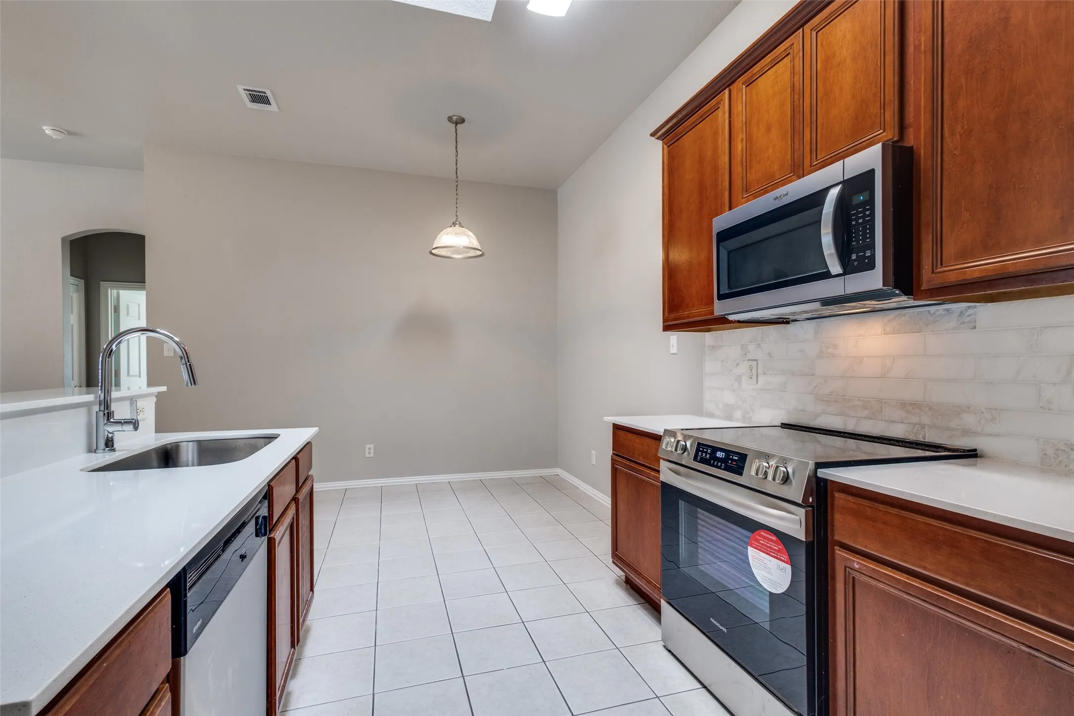 CHEF'S KITCHEN~DISHWASHER/DISPOSAL~