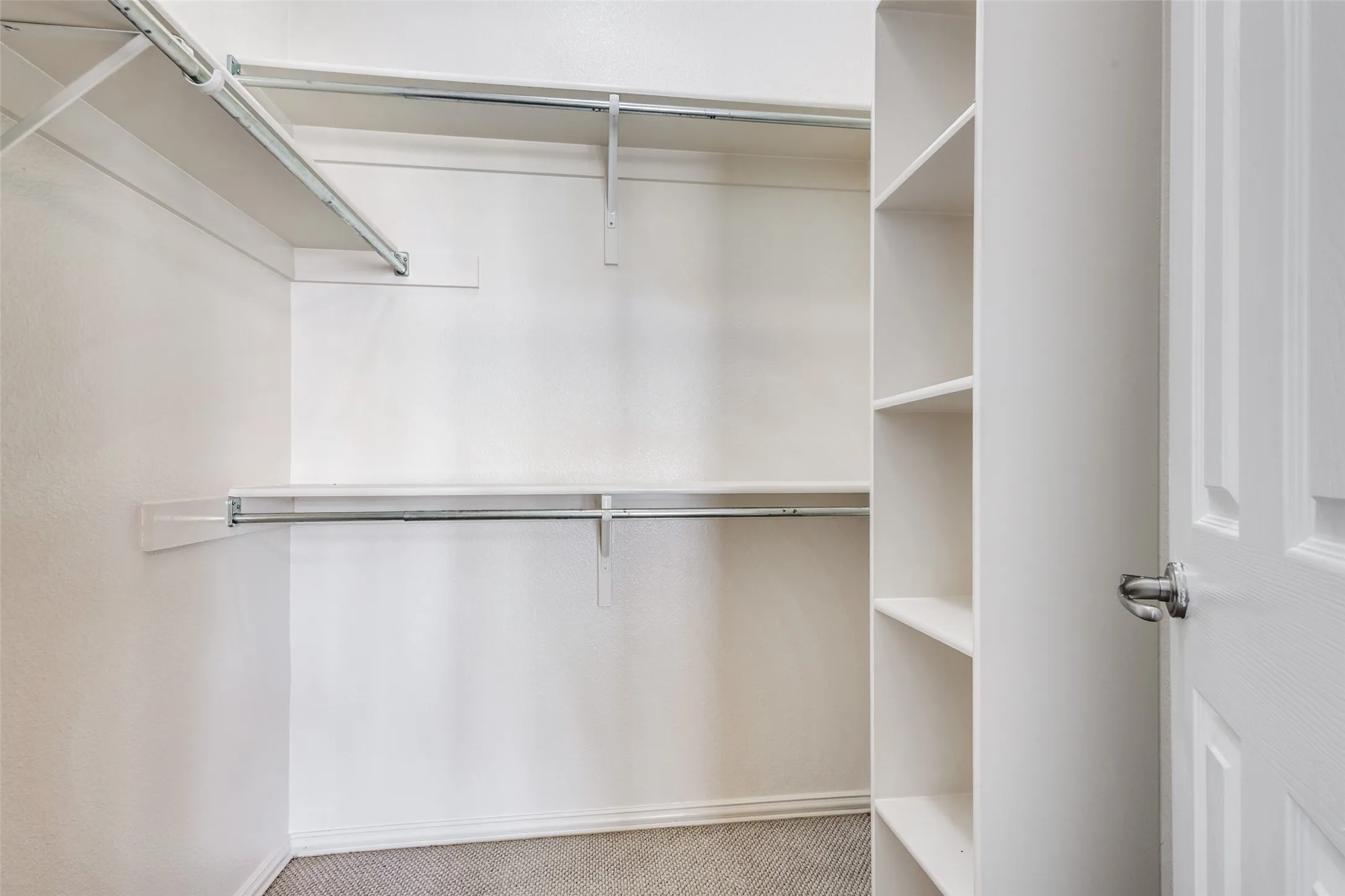 WALK-IN CLOSET~