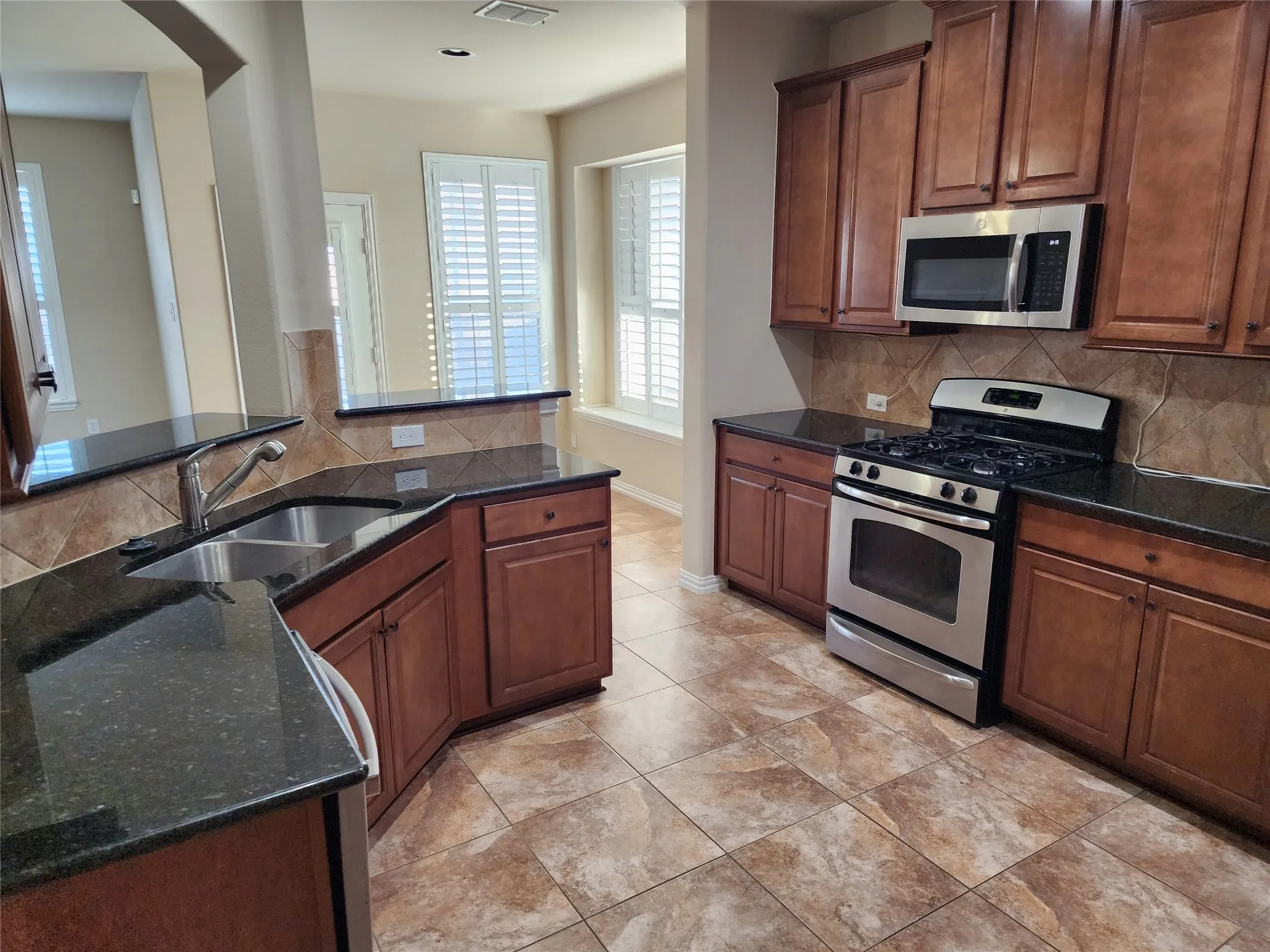 Single Family Residence For Rent in Tarrant County , 14028 Zippo Way, Fort Worth, Texas 76052, 4 Bedroom, 4 Bathroom, 2 Garage spaces, 2,809 Sqft, built in 2010, mls#21216748, Real Estate Agent in Fort Worth, Homes For Rent in Tarrant county, Homes For Rent in Fort Worth, Realtor in Fort Worth Texas, Real Estate Brokerage Independent Realty Texas, Luminita Cordes Realtor