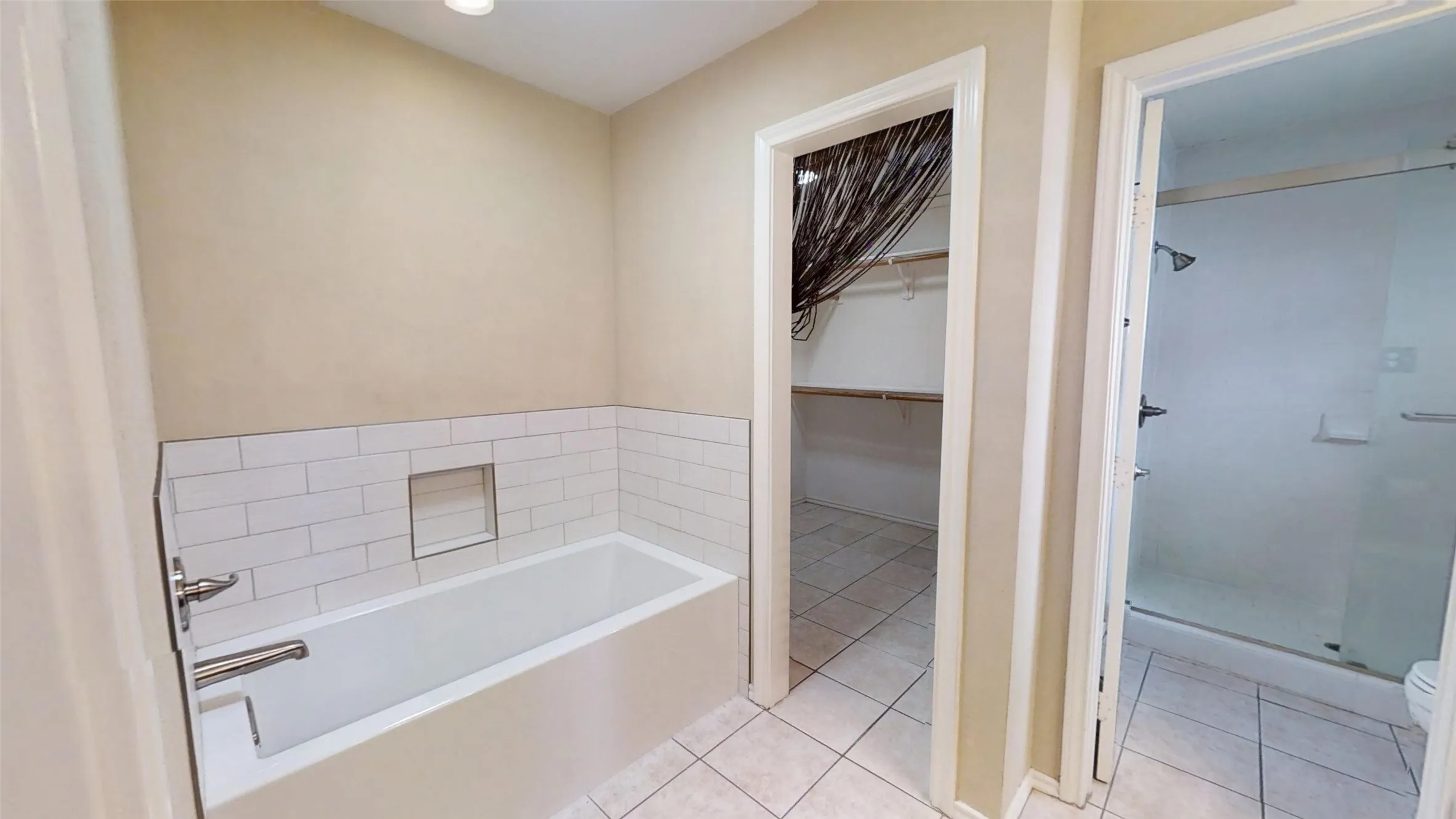 Single Family Residence For Sale in Hood County , 4601 Steepleridge Trail, Granbury, Texas 76048, 3 Bedroom, 3 Bathroom, 2 Garage spaces, 2,510 Sqft, built in 1998, Preowned, mls#21219064, Real Estate Agent in Granbury, Homes For Sale in Hood county, Homes For Sale in Granbury, Realtor in Granbury Texas, Real Estate Brokerage Independent Realty Texas, Luminita Cordes Realtor