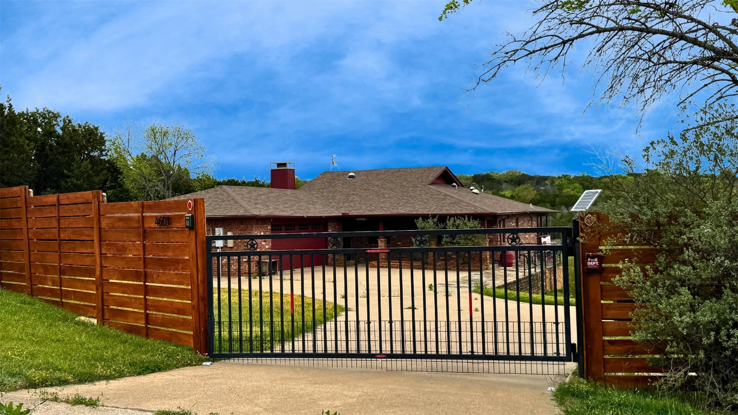 Single Family Residence For Sale in Hood County , 4601 Steepleridge Trail, Granbury, Texas 76048, 3 Bedroom, 3 Bathroom, 2 Garage spaces, 2,510 Sqft, built in 1998, Preowned, mls#21219064, Real Estate Agent in Granbury, Homes For Sale in Hood county, Homes For Sale in Granbury, Realtor in Granbury Texas, Real Estate Brokerage Independent Realty Texas, Luminita Cordes Realtor