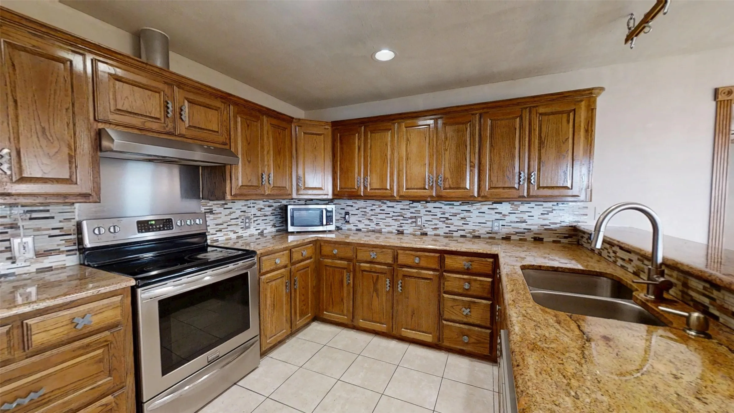 Single Family Residence For Sale in Hood County , 4601 Steepleridge Trail, Granbury, Texas 76048, 3 Bedroom, 3 Bathroom, 2 Garage spaces, 2,510 Sqft, built in 1998, Preowned, mls#21219064, Real Estate Agent in Granbury, Homes For Sale in Hood county, Homes For Sale in Granbury, Realtor in Granbury Texas, Real Estate Brokerage Independent Realty Texas, Luminita Cordes Realtor