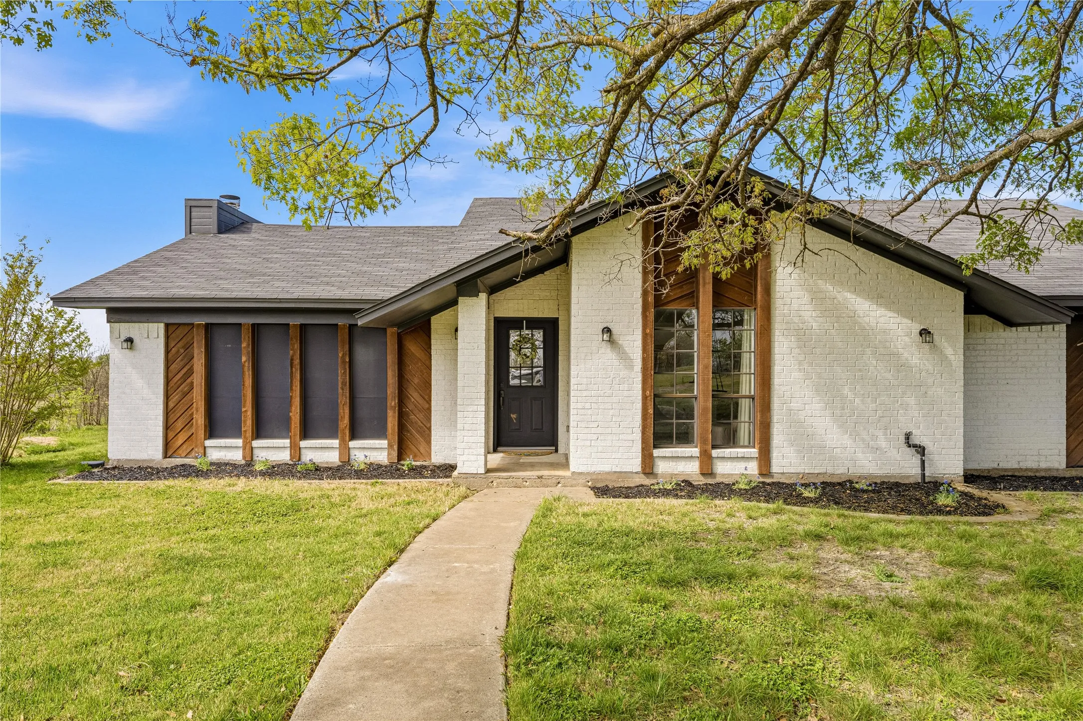 Single Family Residence For Sale in Mc Lennan County , 2566 Southwinds Drive, Lorena, Texas 76655, 4 Bedroom, 3 Bathroom, Garage spaces, 2,910 Sqft, built in 1983, mls#21215092, Real Estate Agent in Lorena, Homes For Sale in Mc Lennan county, Homes For Sale in Lorena, Realtor in Lorena Texas, Real Estate Brokerage Independent Realty Texas, Luminita Cordes Realtor