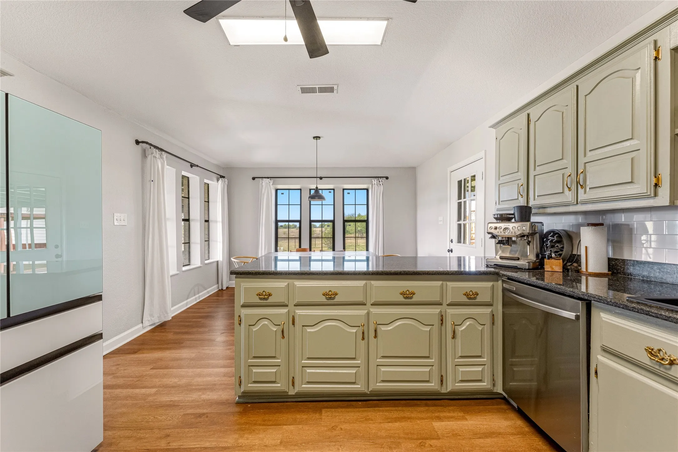Single Family Residence For Sale in Mc Lennan County , 2566 Southwinds Drive, Lorena, Texas 76655, 4 Bedroom, 3 Bathroom, Garage spaces, 2,910 Sqft, built in 1983, mls#21215092, Real Estate Agent in Lorena, Homes For Sale in Mc Lennan county, Homes For Sale in Lorena, Realtor in Lorena Texas, Real Estate Brokerage Independent Realty Texas, Luminita Cordes Realtor