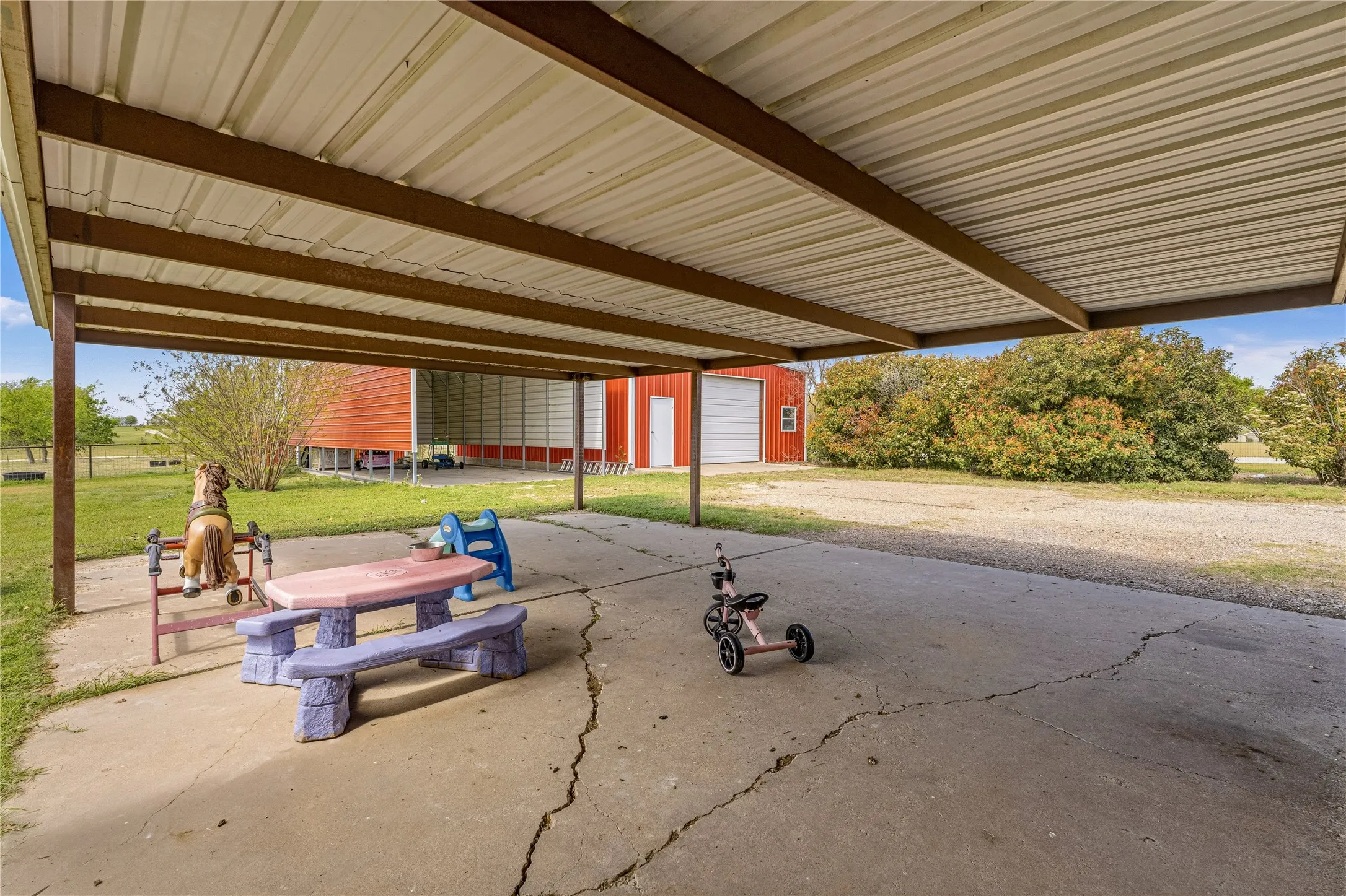 Single Family Residence For Sale in Mc Lennan County , 2566 Southwinds Drive, Lorena, Texas 76655, 4 Bedroom, 3 Bathroom, Garage spaces, 2,910 Sqft, built in 1983, mls#21215092, Real Estate Agent in Lorena, Homes For Sale in Mc Lennan county, Homes For Sale in Lorena, Realtor in Lorena Texas, Real Estate Brokerage Independent Realty Texas, Luminita Cordes Realtor