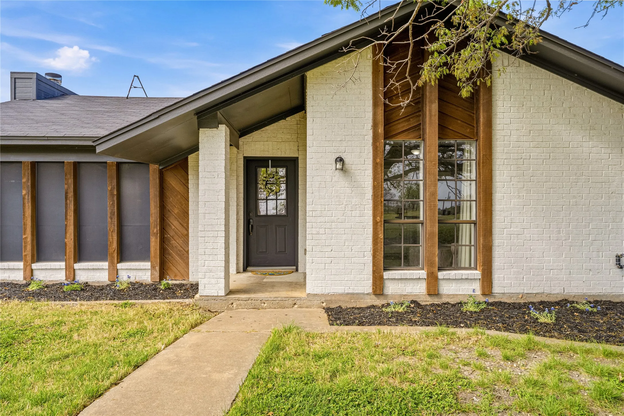 Single Family Residence For Sale in Mc Lennan County , 2566 Southwinds Drive, Lorena, Texas 76655, 4 Bedroom, 3 Bathroom, Garage spaces, 2,910 Sqft, built in 1983, mls#21215092, Real Estate Agent in Lorena, Homes For Sale in Mc Lennan county, Homes For Sale in Lorena, Realtor in Lorena Texas, Real Estate Brokerage Independent Realty Texas, Luminita Cordes Realtor