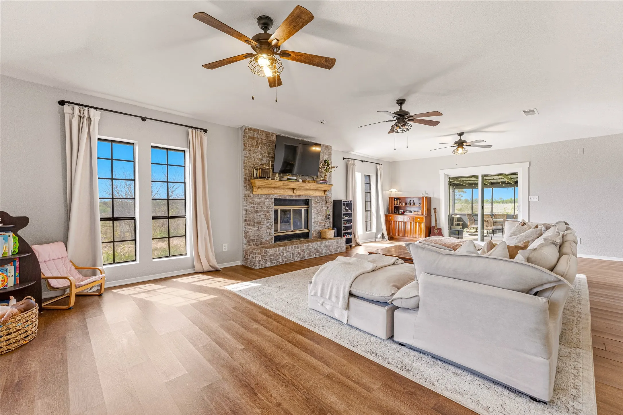 Single Family Residence For Sale in Mc Lennan County , 2566 Southwinds Drive, Lorena, Texas 76655, 4 Bedroom, 3 Bathroom, Garage spaces, 2,910 Sqft, built in 1983, mls#21215092, Real Estate Agent in Lorena, Homes For Sale in Mc Lennan county, Homes For Sale in Lorena, Realtor in Lorena Texas, Real Estate Brokerage Independent Realty Texas, Luminita Cordes Realtor