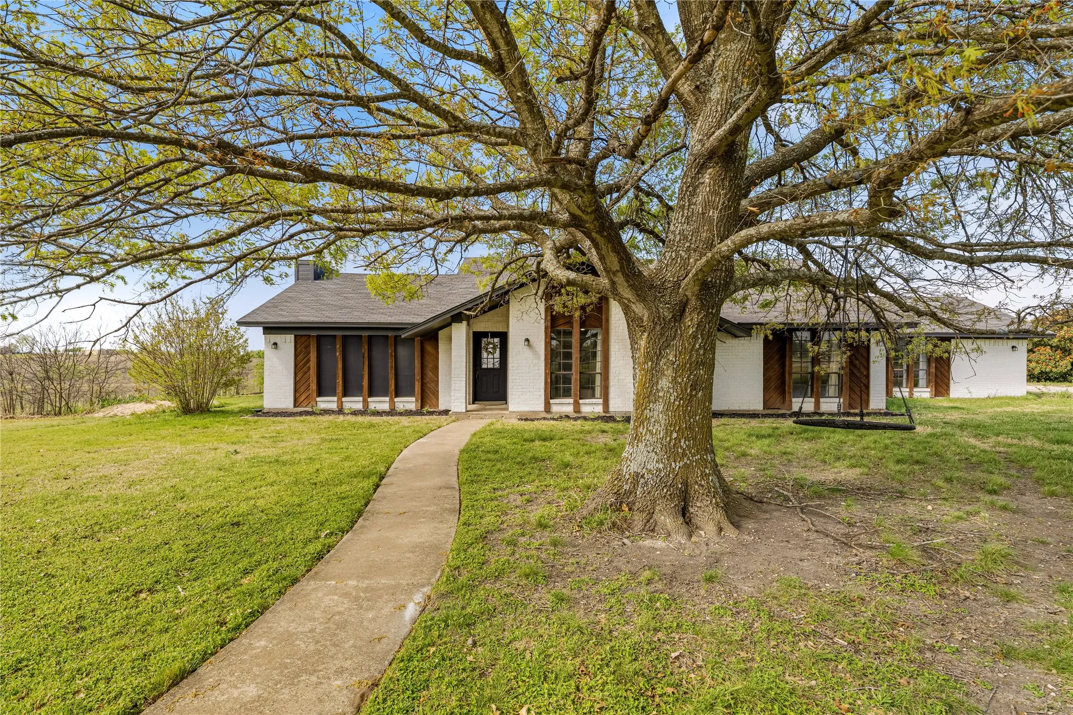 Single Family Residence For Sale in Mc Lennan County , 2566 Southwinds Drive, Lorena, Texas 76655, 4 Bedroom, 3 Bathroom, Garage spaces, 2,910 Sqft, built in 1983, mls#21215092, Real Estate Agent in Lorena, Homes For Sale in Mc Lennan county, Homes For Sale in Lorena, Realtor in Lorena Texas, Real Estate Brokerage Independent Realty Texas, Luminita Cordes Realtor