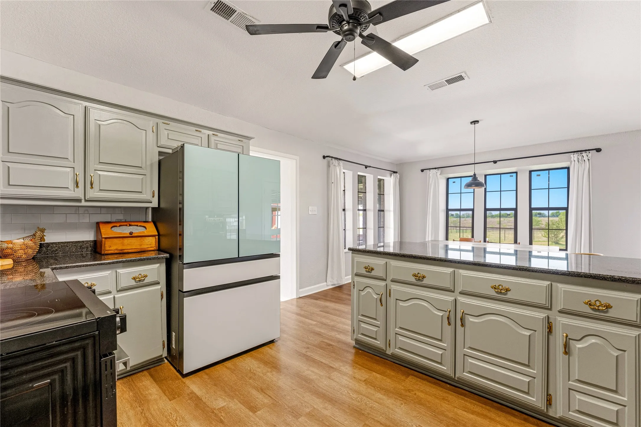 Single Family Residence For Sale in Mc Lennan County , 2566 Southwinds Drive, Lorena, Texas 76655, 4 Bedroom, 3 Bathroom, Garage spaces, 2,910 Sqft, built in 1983, mls#21215092, Real Estate Agent in Lorena, Homes For Sale in Mc Lennan county, Homes For Sale in Lorena, Realtor in Lorena Texas, Real Estate Brokerage Independent Realty Texas, Luminita Cordes Realtor